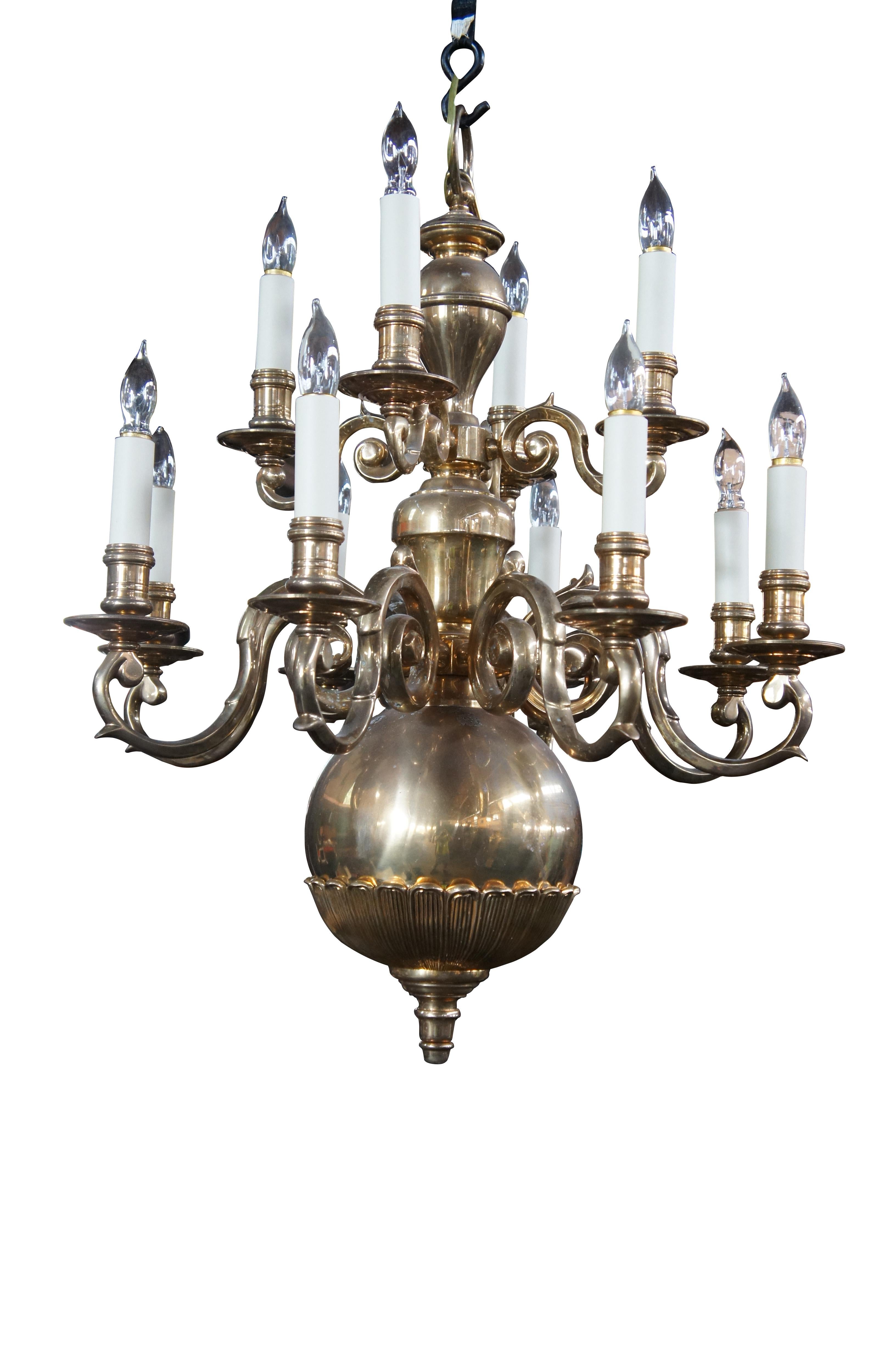 Coloniale americano 1974 Chapman Georigan Coloni in ottone massiccio, lampadario a 12 bracci con candeliere, 35