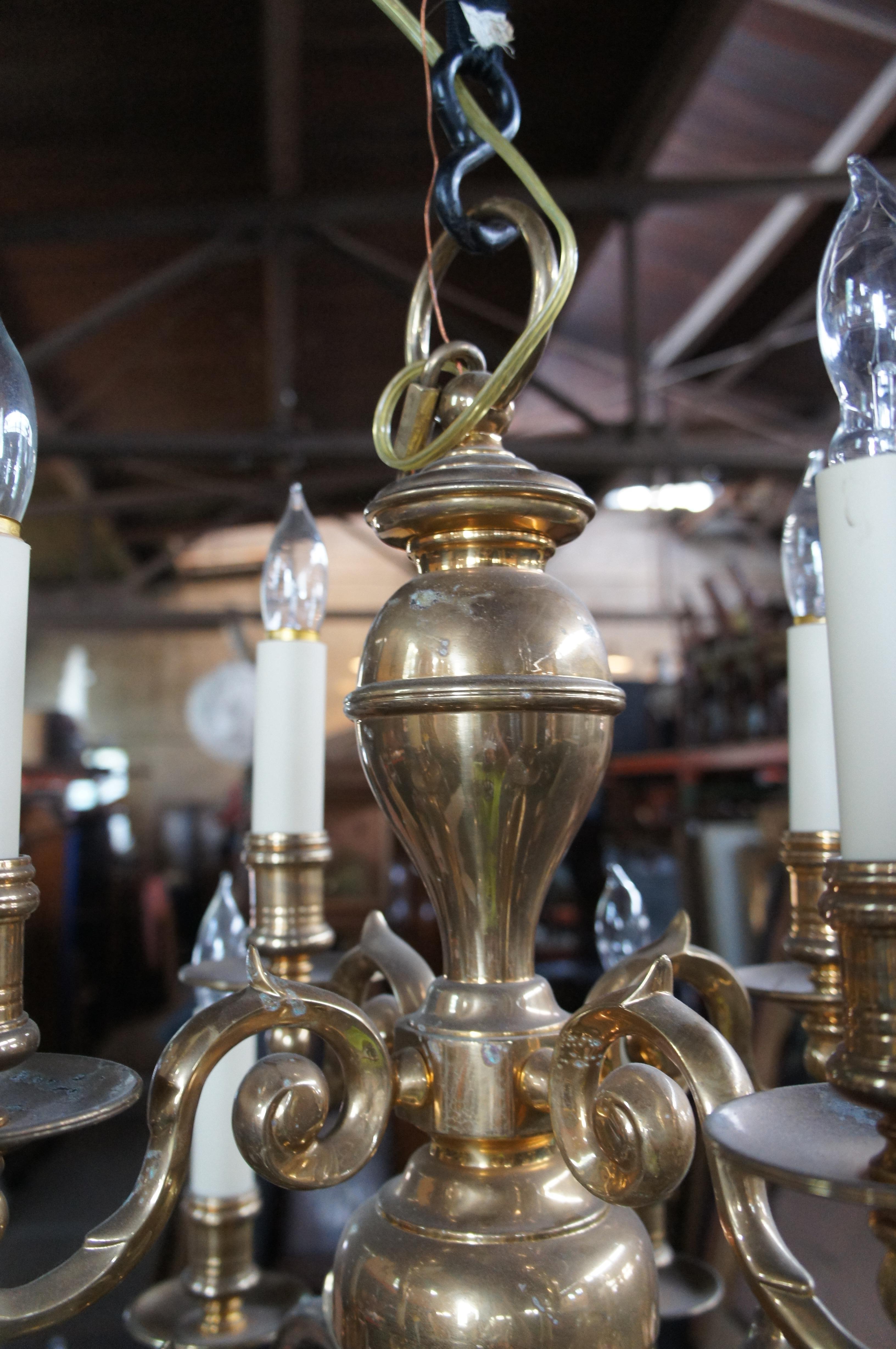 1974 Chapman Georigan Coloni in ottone massiccio, lampadario a 12 bracci con candeliere, 35