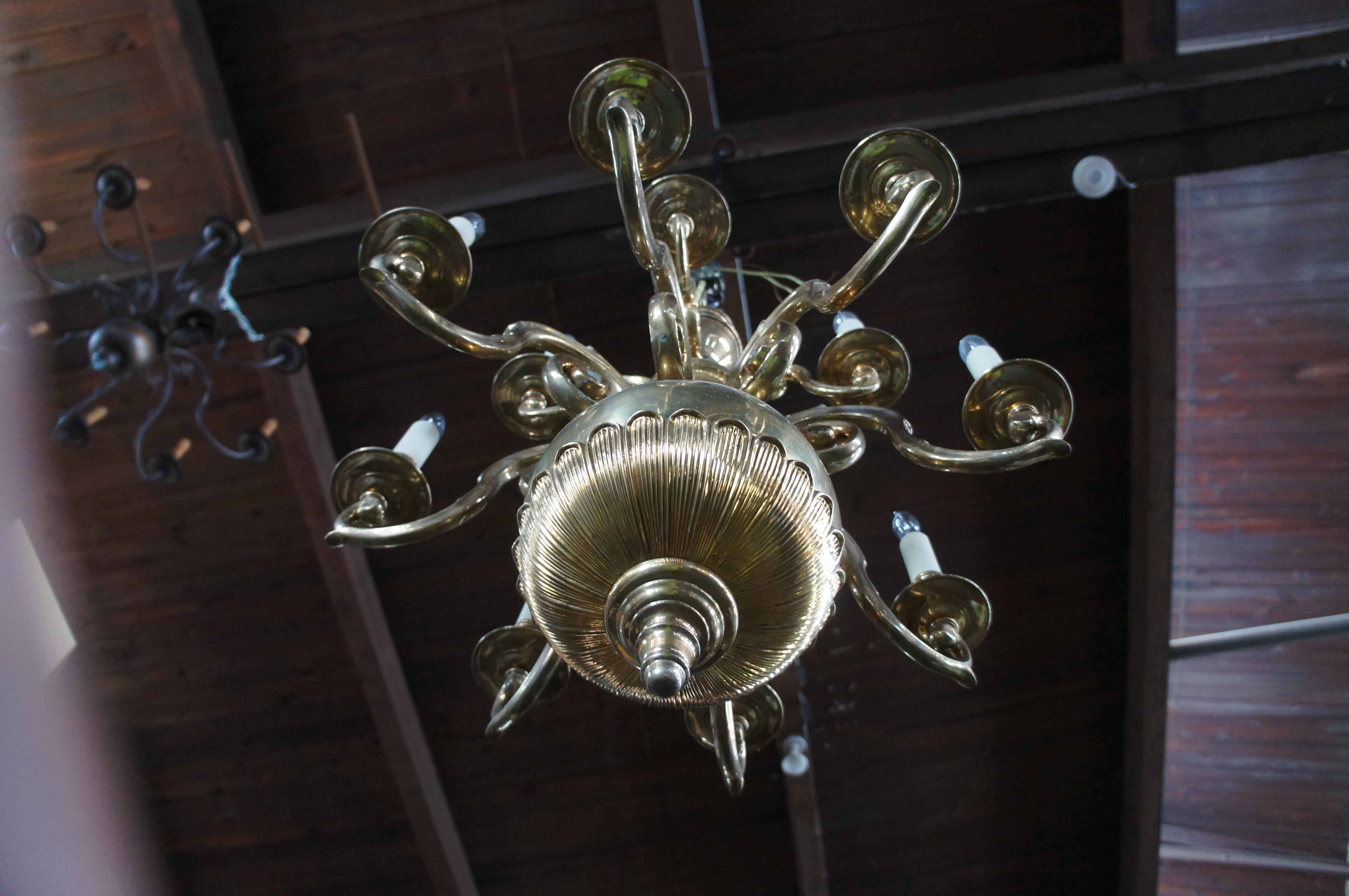 1974 Chapman Georigan Coloni in ottone massiccio, lampadario a 12 bracci con candeliere, 35