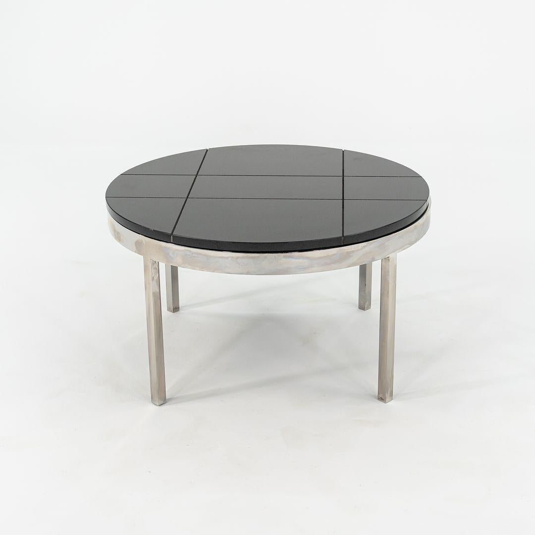 Il s'agit d'une table basse circulaire en acier poli et granit noir, conçue sur mesure par Davis Allen et Gordon Bunshaft pour la Sears Tower en 1973. À l'époque, le duo de concepteurs travaillait pour SOM, le vénérable cabinet d'architectes