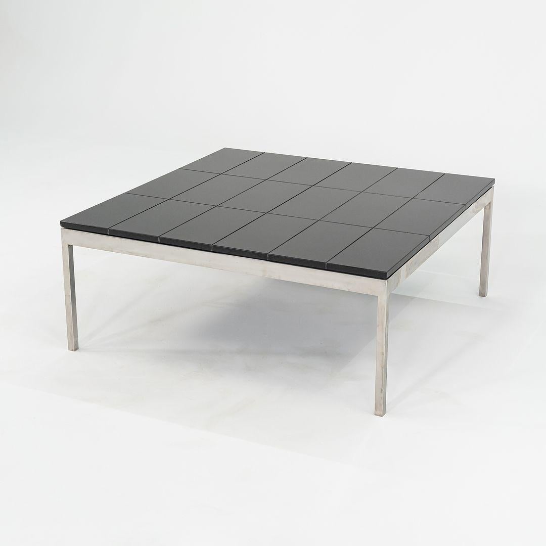 Il s'agit d'une table basse carrée en acier poli et granit noir, conçue sur mesure par Davis Allen et Gordon Bunshaft pour SOM en vue de son utilisation dans la Sears Tower en 1973. SOM fait référence au cabinet d'architectes Skidmore, Owings &