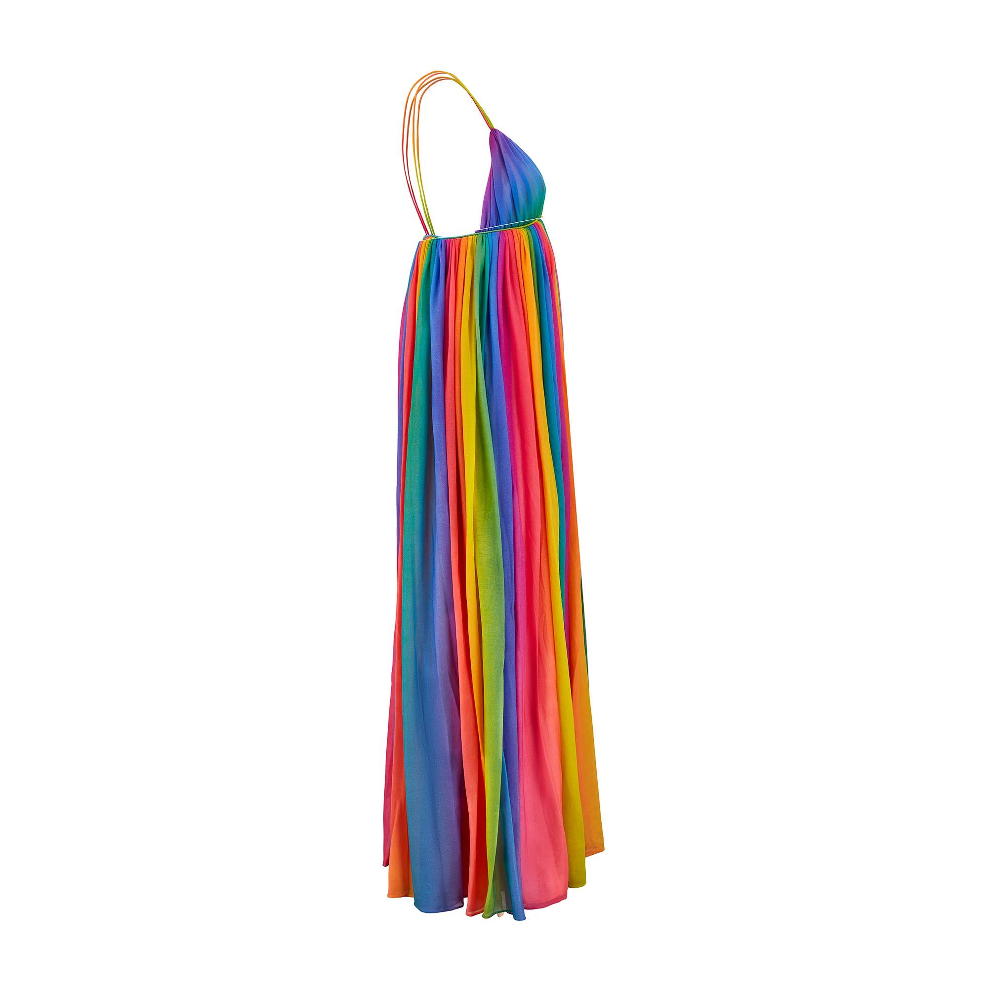 Dans les années 1960 et au-delà, le créateur de mode anglais John Bates a conçu des robes modernistes visionnaires sous le nom de Jean Varon. Cette robe longue flamboyante des années 1970, avec sa construction qui s'étend jusqu'au sol, est un choix
