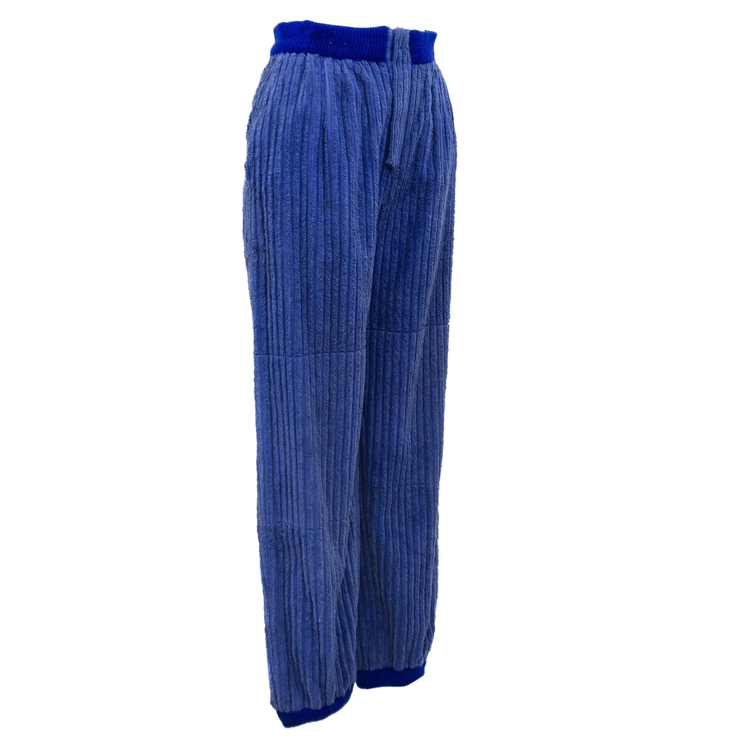 Pantalon de jogging Dorothée Bis des années 1970 en velours côtelé bleu roi avec bandes en tricot côtelé aux chevilles et à la taille. La braguette avant et les poches latérales en biais complètent l'allure générale décontractée de ce pantalon.
