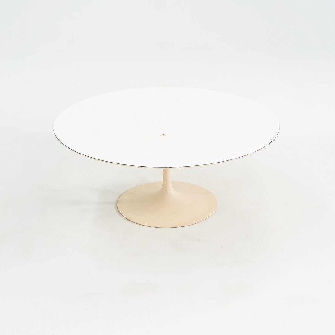 Table basse ronde de 36 pouces en stratifié blanc Eero Saarinen pour Knoll, 1974 Bon état - En vente à Philadelphia, PA
