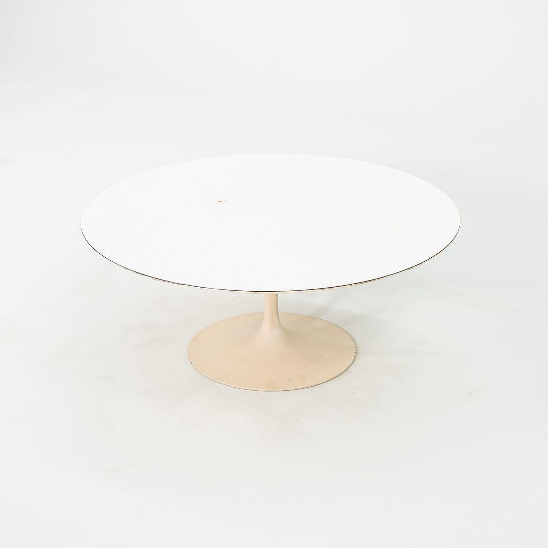 Aluminium Table basse ronde de 36 pouces en stratifié blanc Eero Saarinen pour Knoll, 1974 en vente