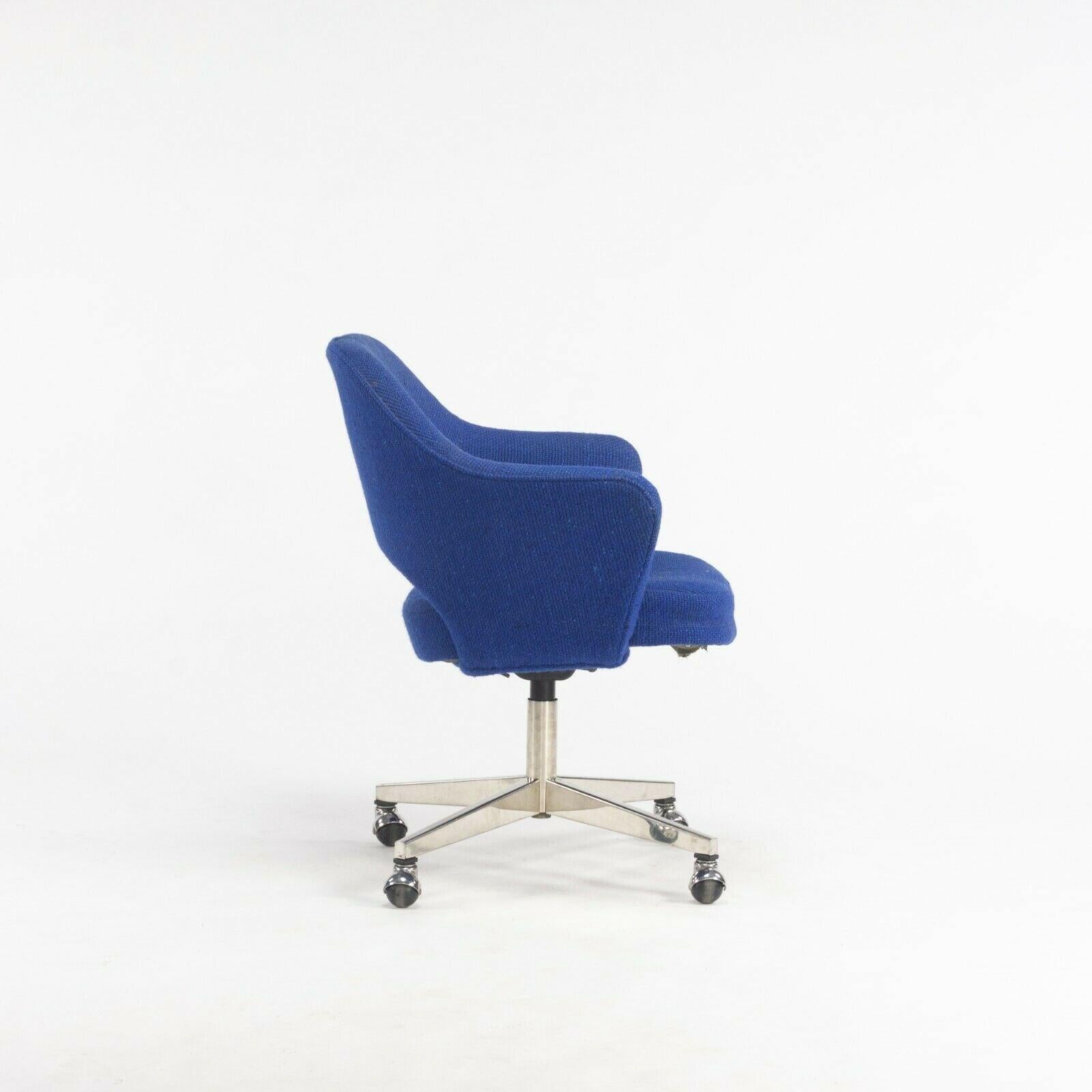 Modern 1974 Eero Saarinen for Knoll Rolling Executive Office Chair Original Blue Fabric For Sale