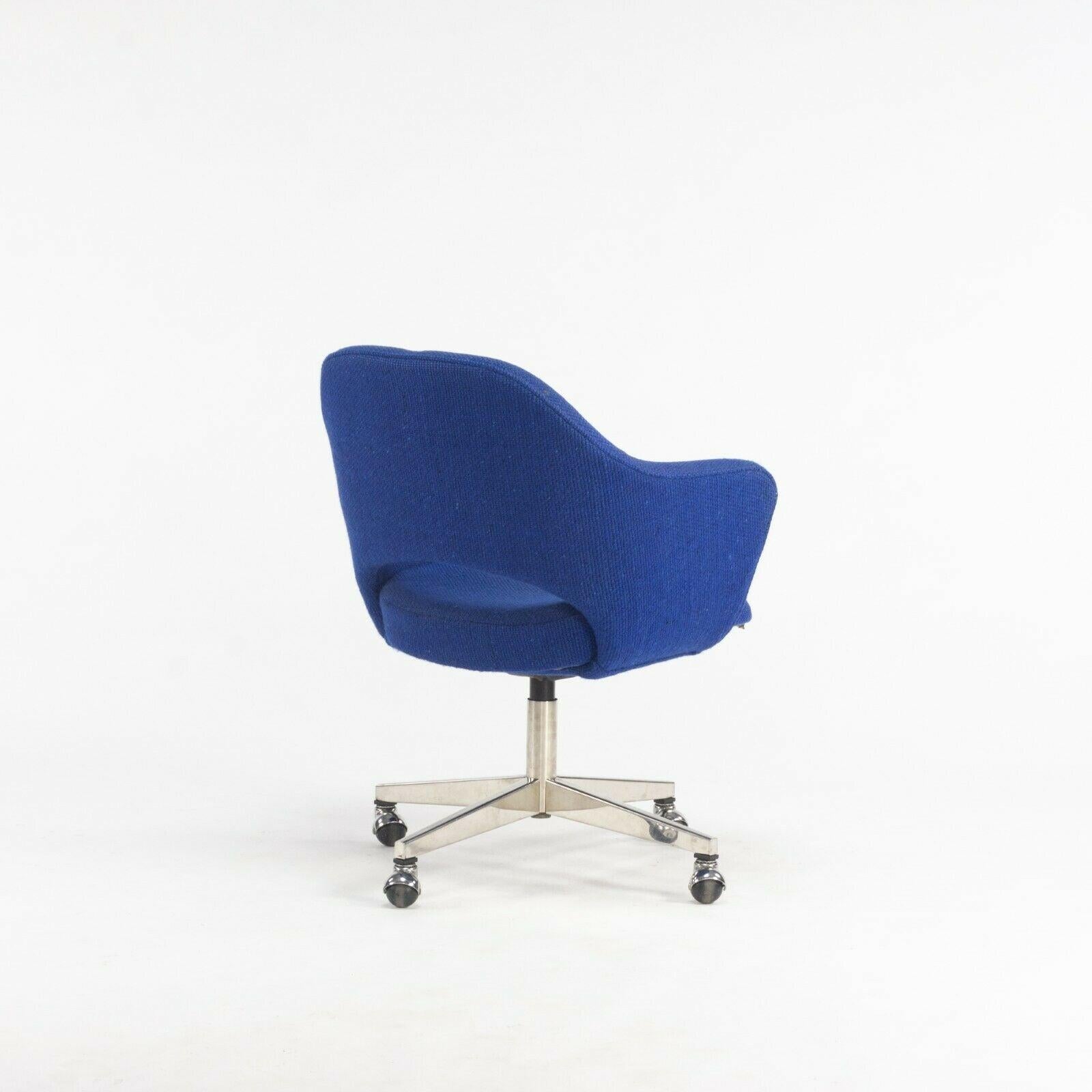 American 1974 Eero Saarinen for Knoll Rolling Executive Office Chair Original Blue Fabric For Sale