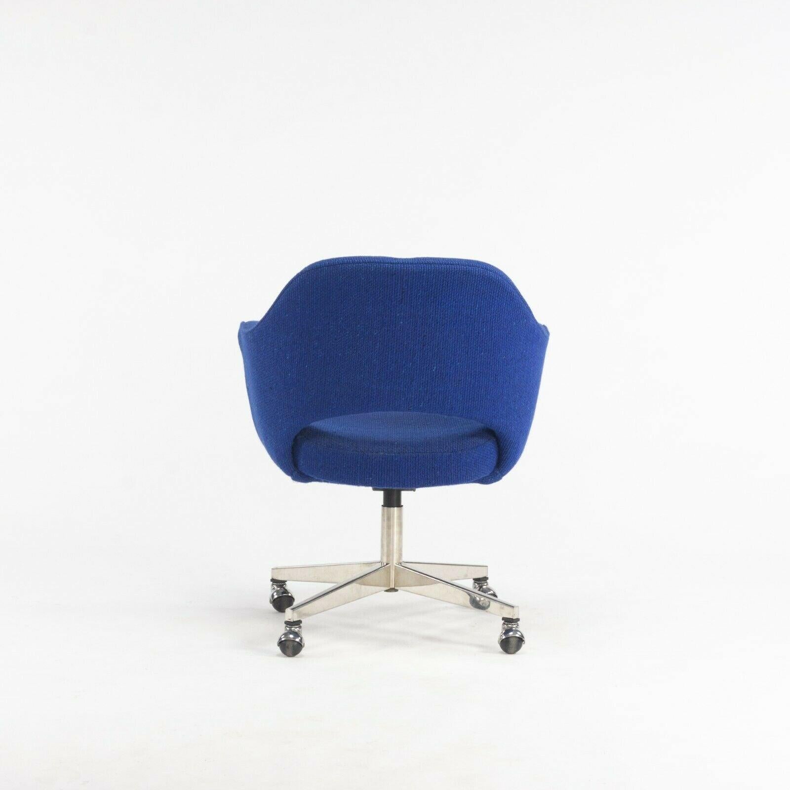 1974 Eero Saarinen for Knoll Rolling Executive Office Chair Original Blue Fabric In Good Condition For Sale In Philadelphia, PA
