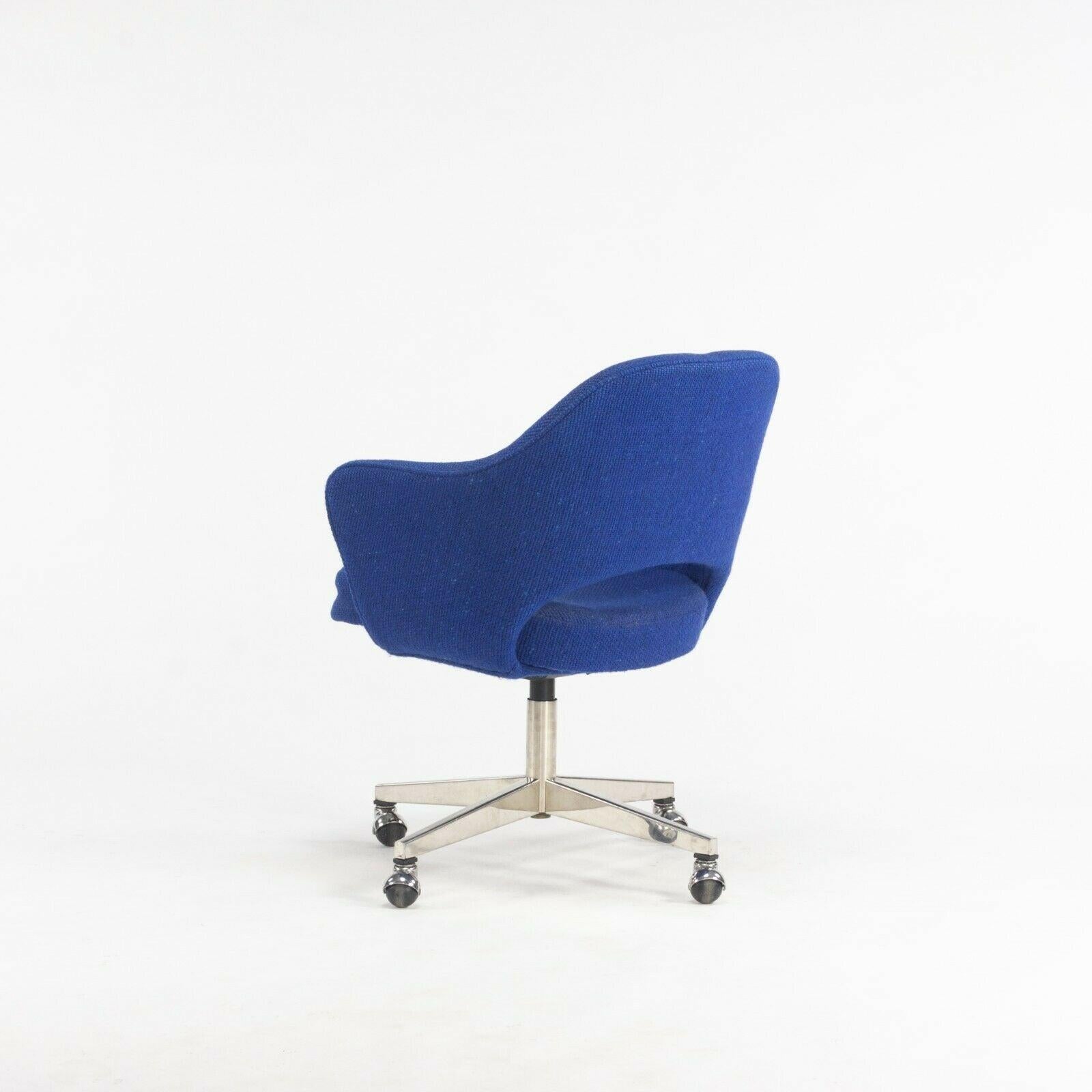 1974 Eero Saarinen für Knoll Rolling Executive Bürostuhl Original Blauer Original-Stoff (Ende des 20. Jahrhunderts) im Angebot