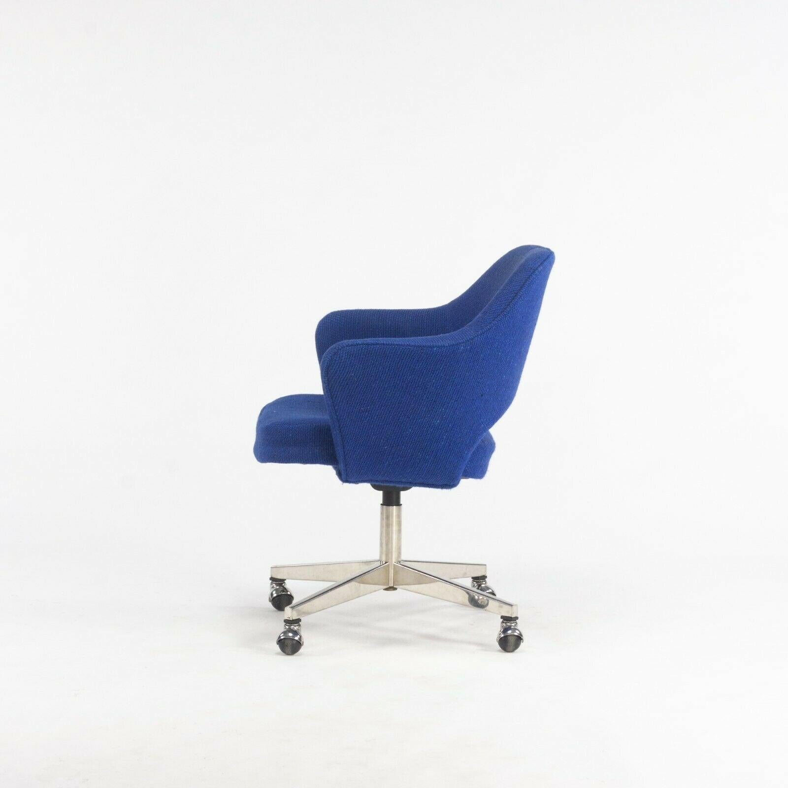 Metal 1974 Eero Saarinen for Knoll Rolling Executive Office Chair Original Blue Fabric For Sale