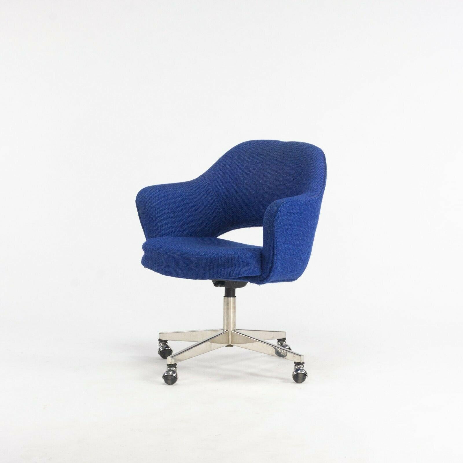 1974 Eero Saarinen for Knoll Rolling Executive Office Chair Original Blue Fabric For Sale 1