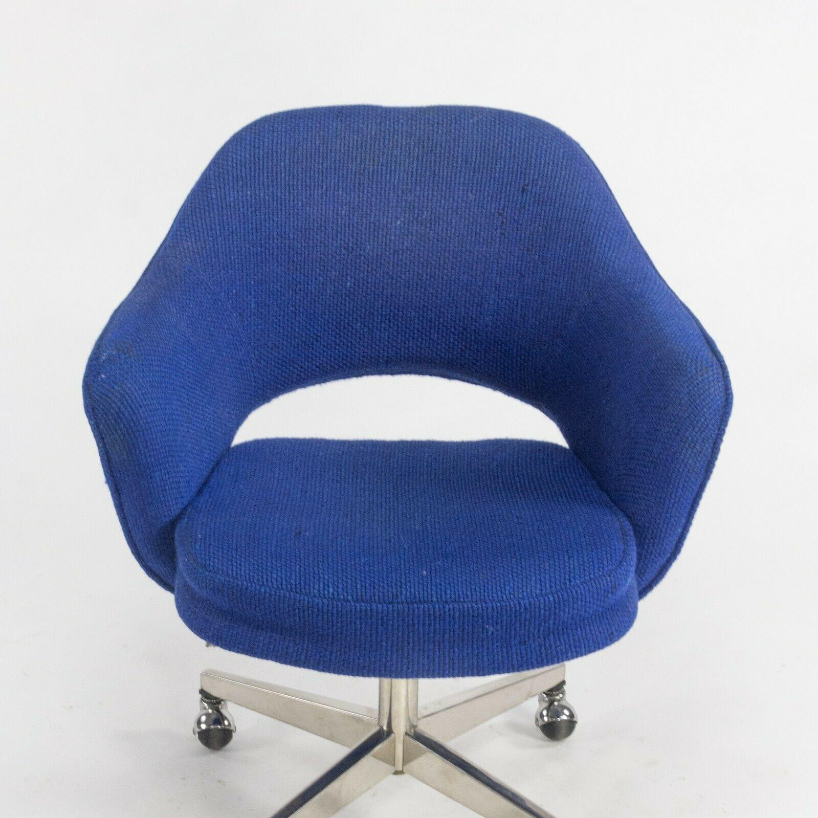 1974 Eero Saarinen for Knoll Rolling Executive Office Chair Original Blue Fabric For Sale 2