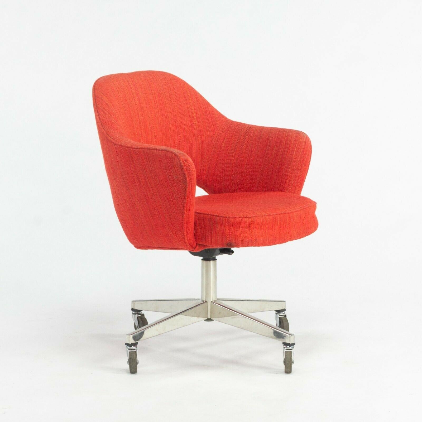 Modern 1974 Eero Saarinen for Knoll Rolling Executive Office Chairs Original Red Fabric For Sale