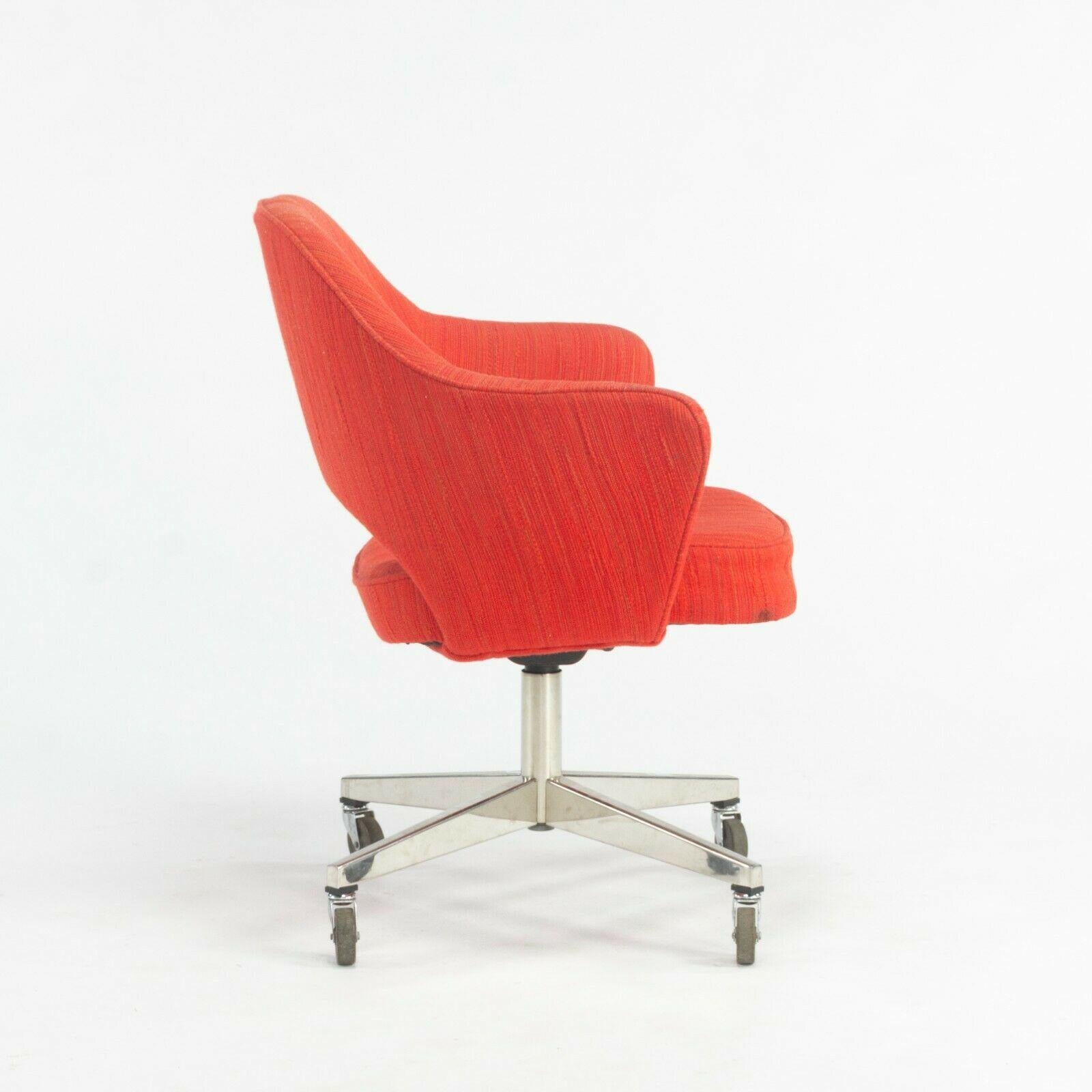 American 1974 Eero Saarinen for Knoll Rolling Executive Office Chairs Original Red Fabric For Sale