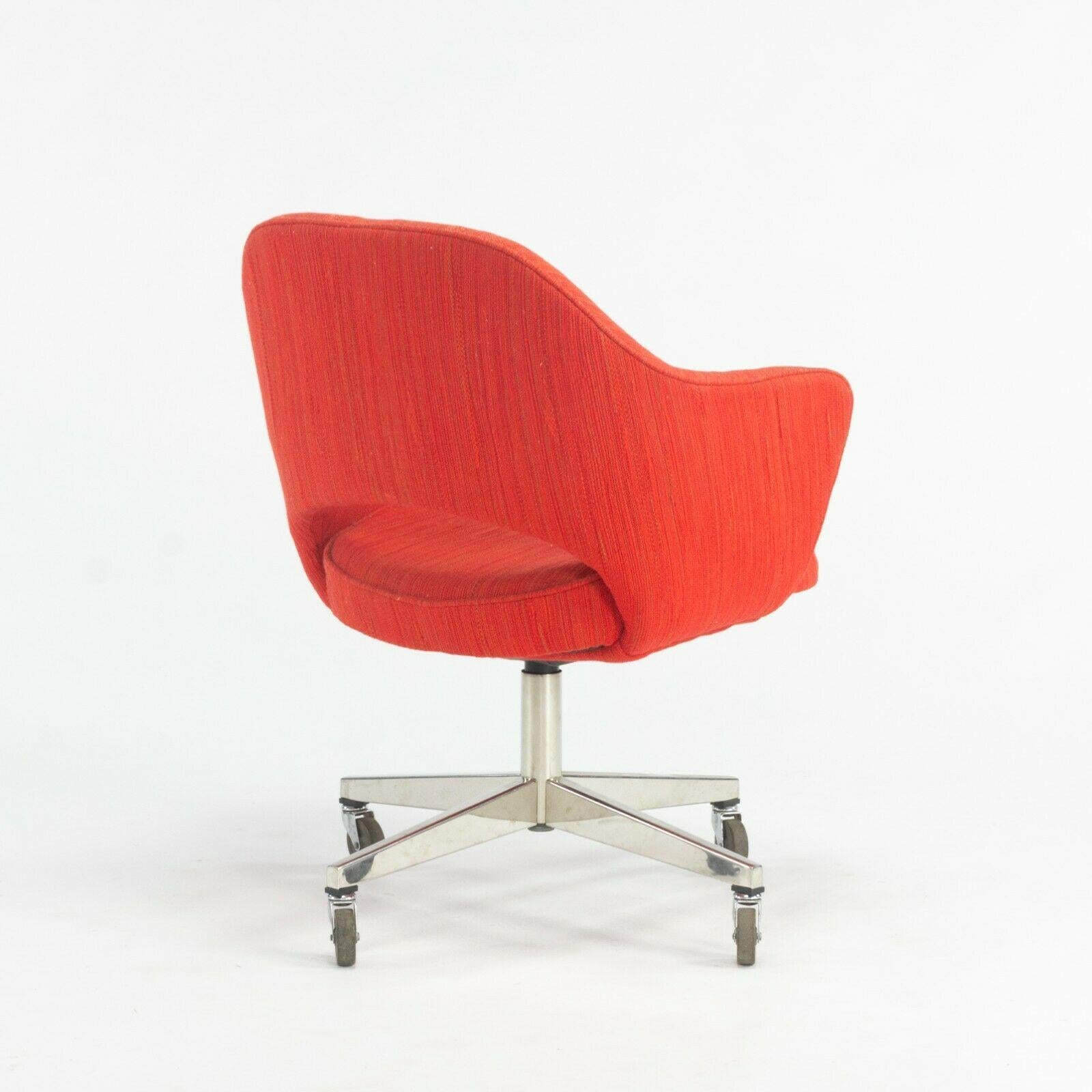 1974 Eero Saarinen for Knoll Rolling Executive Office Chairs Original Red Fabric In Good Condition For Sale In Philadelphia, PA