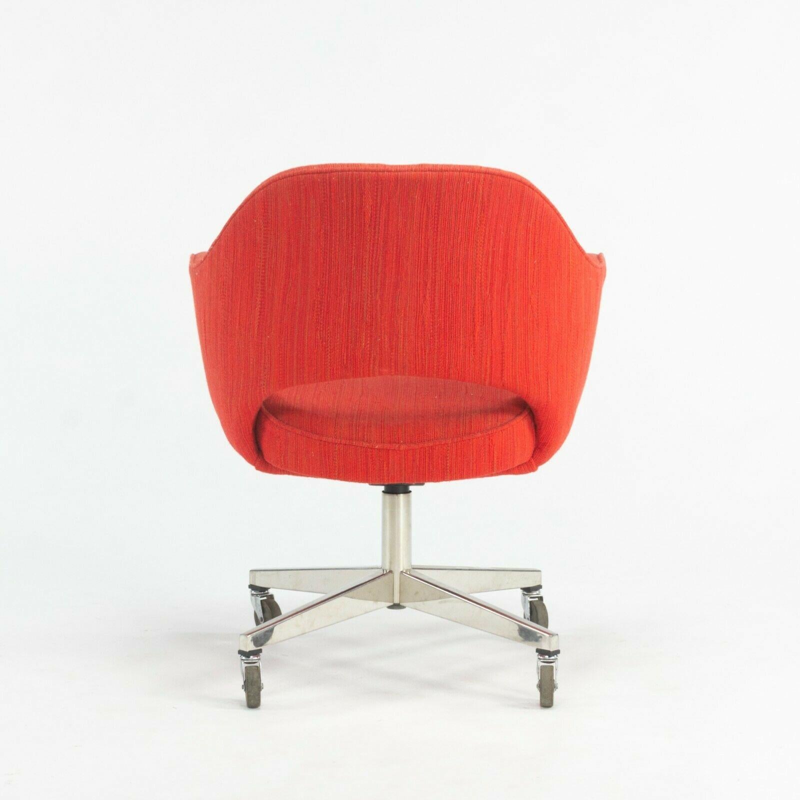 1974 Eero Saarinen für Knoll Rolling Executive Bürostühle Original roter Original-Stoff (Ende des 20. Jahrhunderts) im Angebot