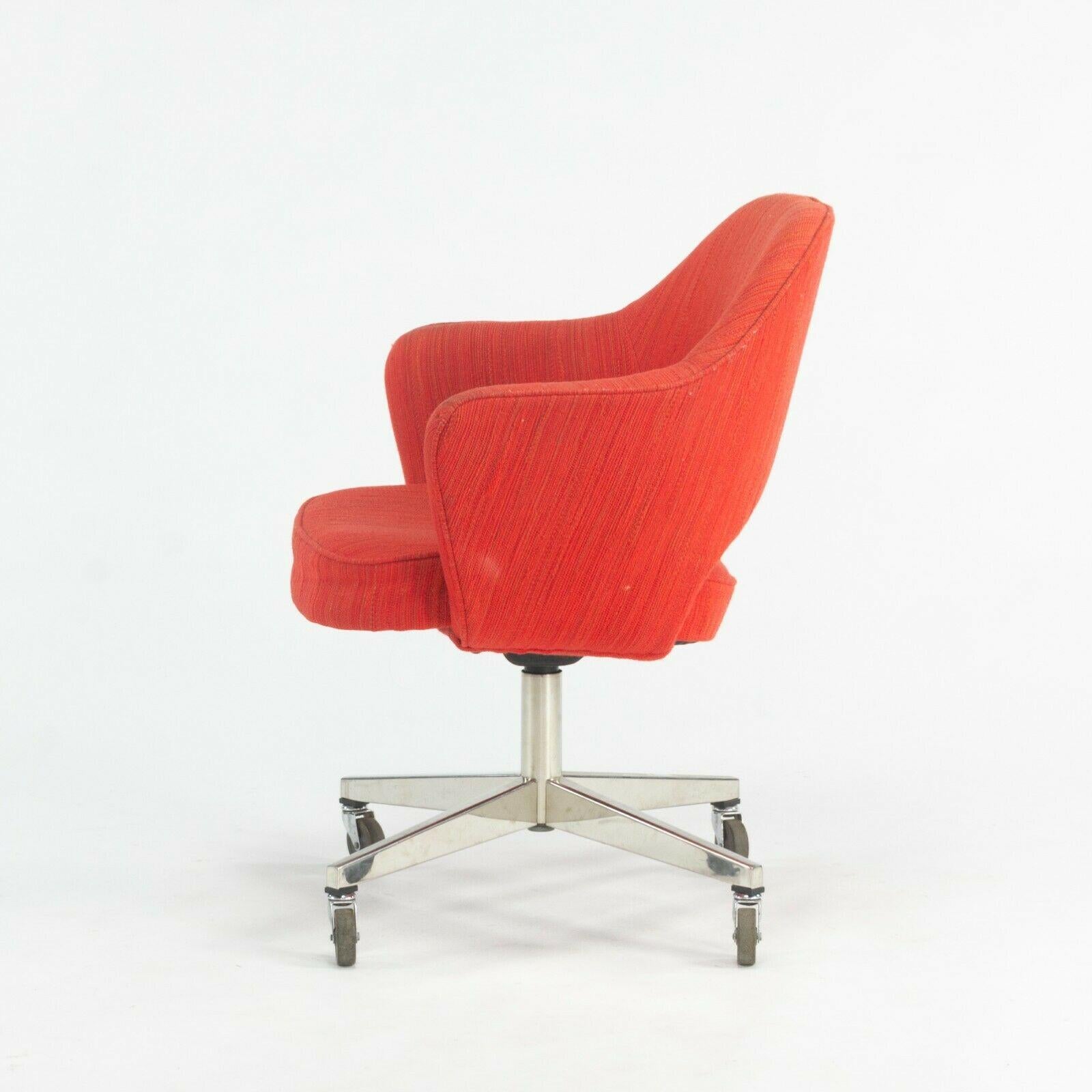 1974 Eero Saarinen for Knoll Rolling Executive Office Chairs Original Red Fabric For Sale 2