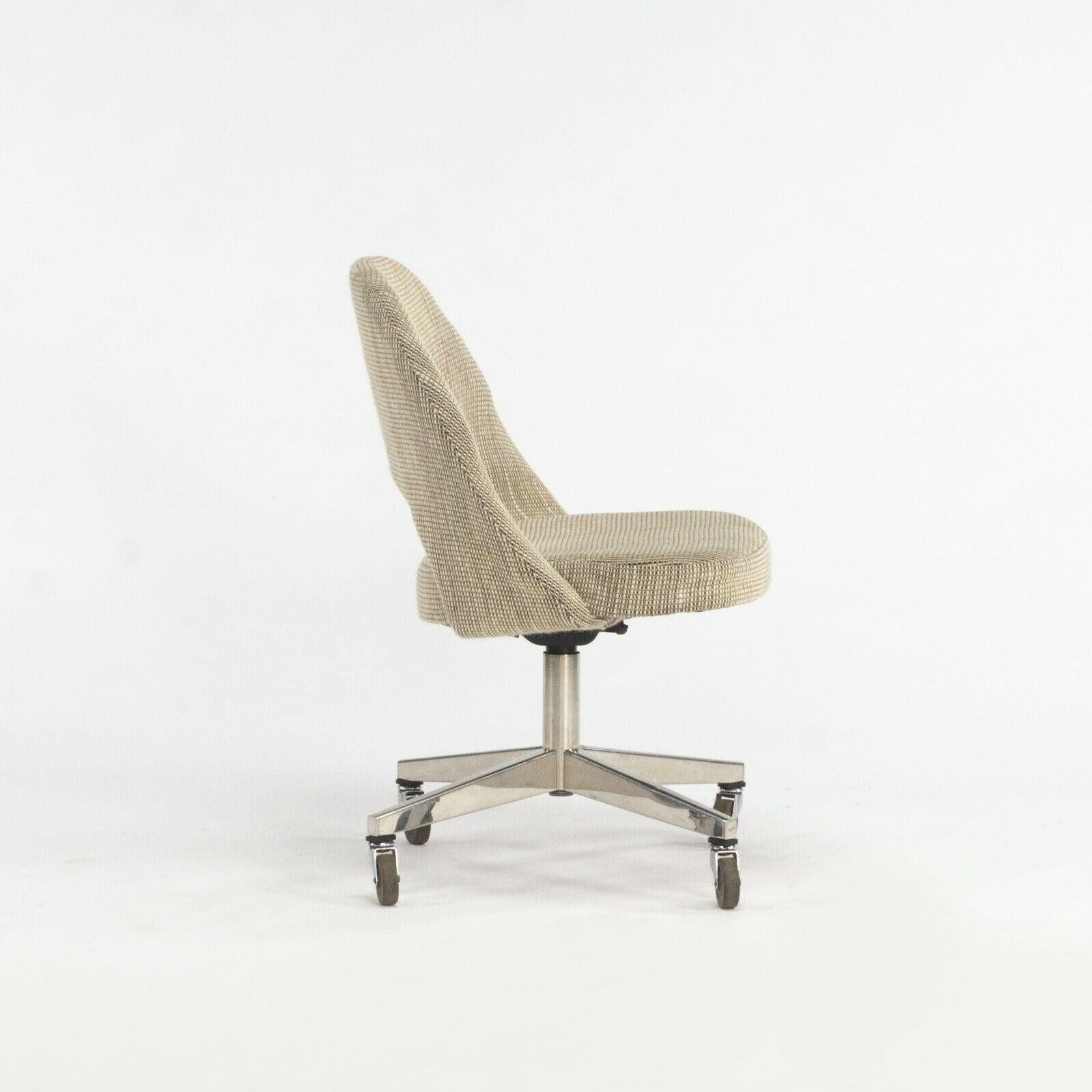 American 1974 Eero Saarinen for Knoll Rolling Executive Office Chairs Original Tan Fabric For Sale
