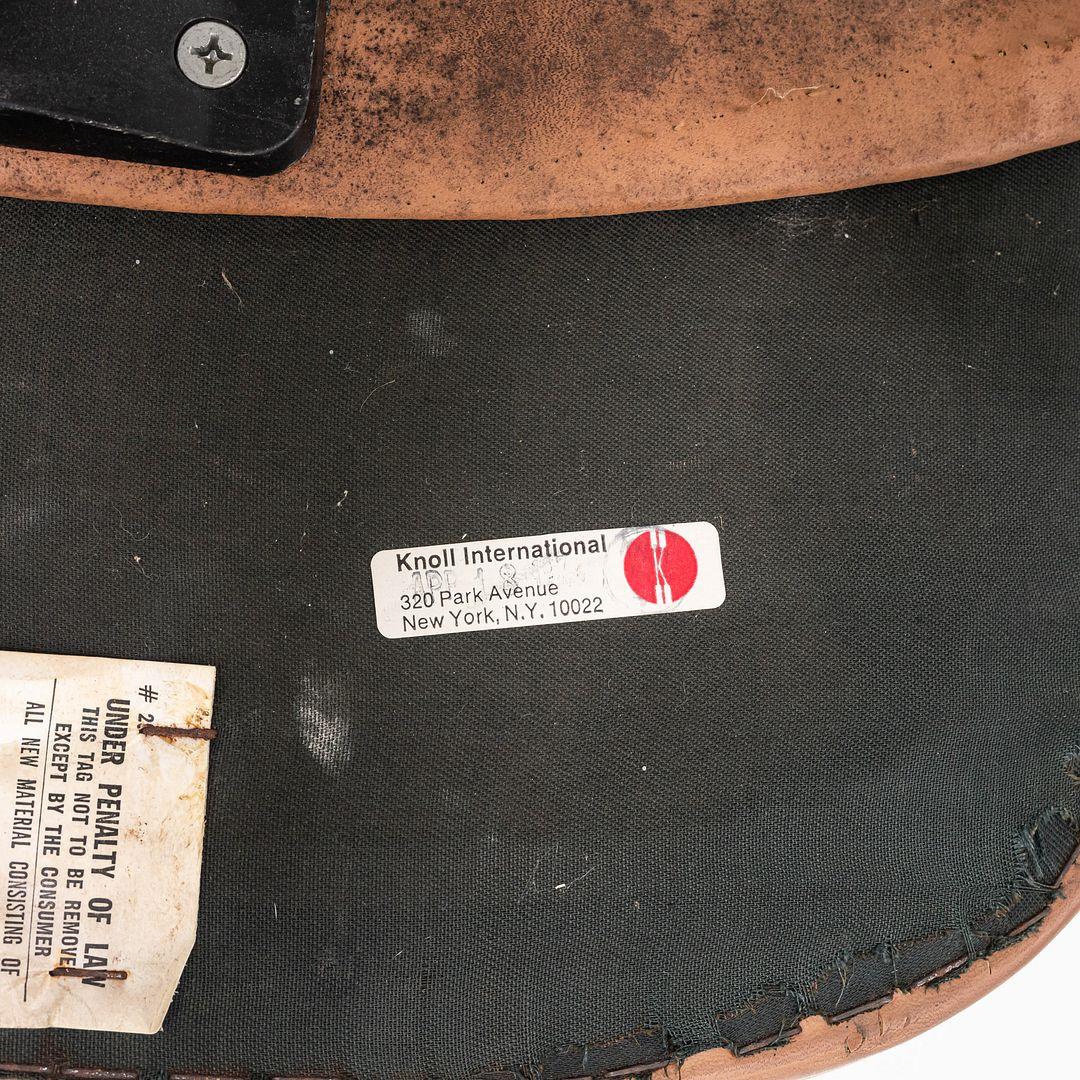 1974 Eero Saarinen per Knoll Sedia da ufficio imbottita e rotolante in vinile marrone in vendita 3