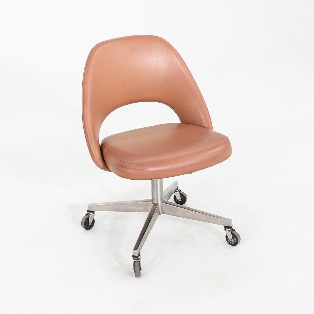 Questa è una poltrona girevole Saarinen Executive, disegnata originariamente da Eero Saarinen nel 1957. Questo particolare esemplare è stato prodotto da Knoll negli Stati Uniti nel 1974. Abbiamo acquistato questo pezzo dalla sede centrale di MetLife