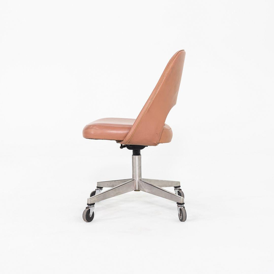Moderno 1974 Eero Saarinen per Knoll Sedia da ufficio imbottita e rotolante in vinile marrone in vendita