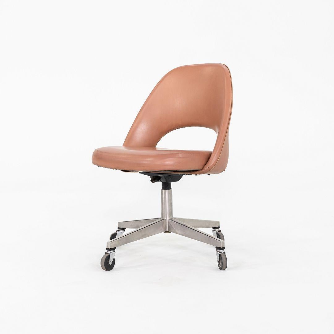 Americano 1974 Eero Saarinen per Knoll Sedia da ufficio imbottita e rotolante in vinile marrone in vendita