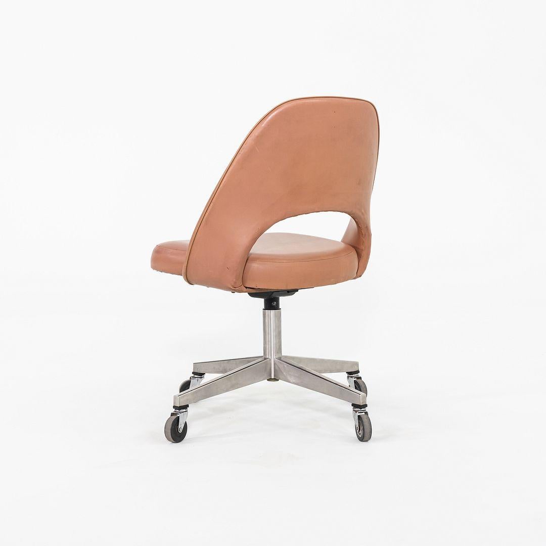 1974 Eero Saarinen per Knoll Sedia da ufficio imbottita e rotolante in vinile marrone In condizioni buone in vendita a Philadelphia, PA