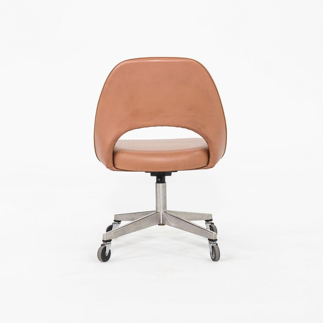 Fine XX secolo 1974 Eero Saarinen per Knoll Sedia da ufficio imbottita e rotolante in vinile marrone in vendita
