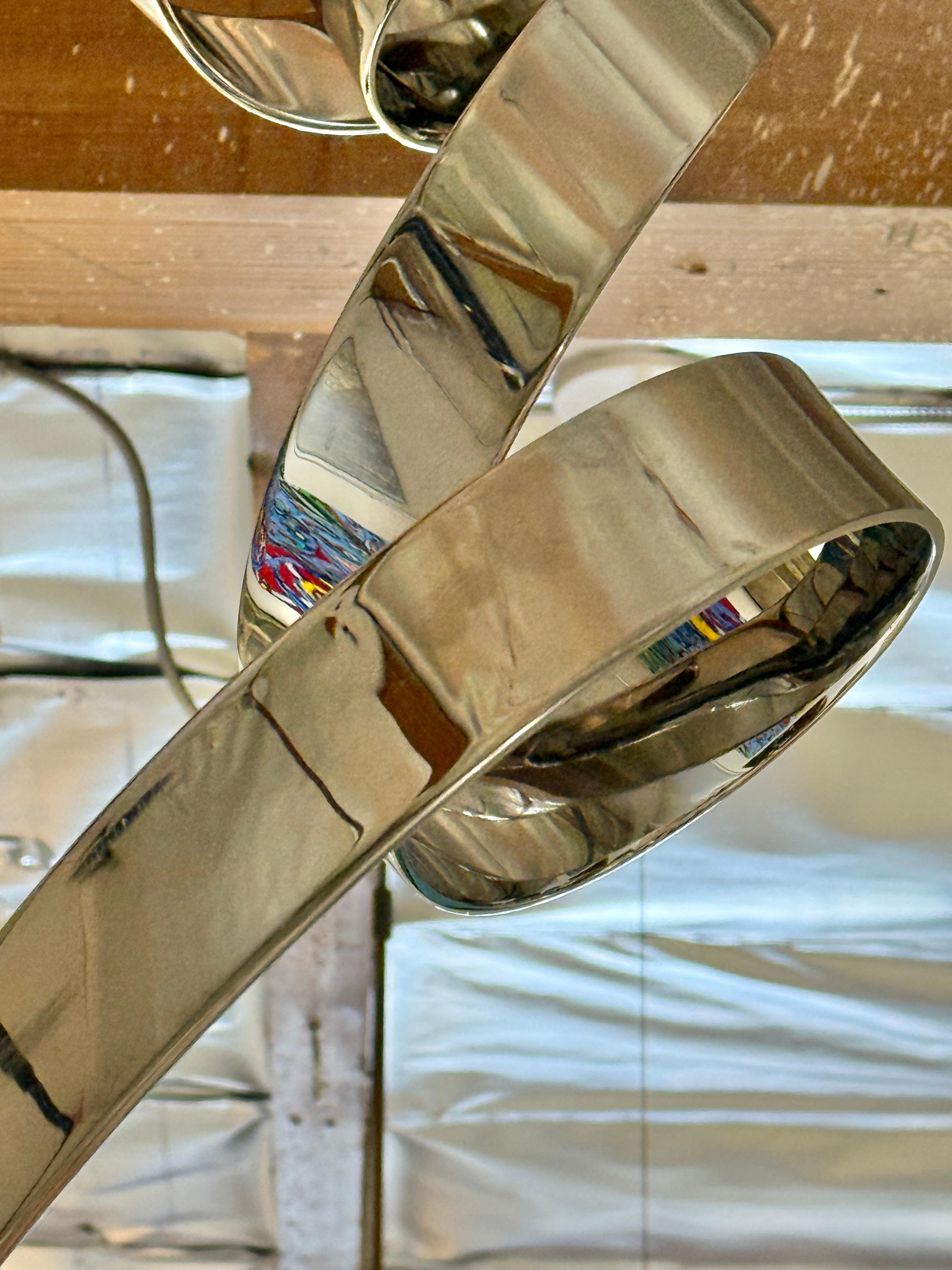 1974 David Herschler, scultura in acciaio con nastro appeso in vendita 4
