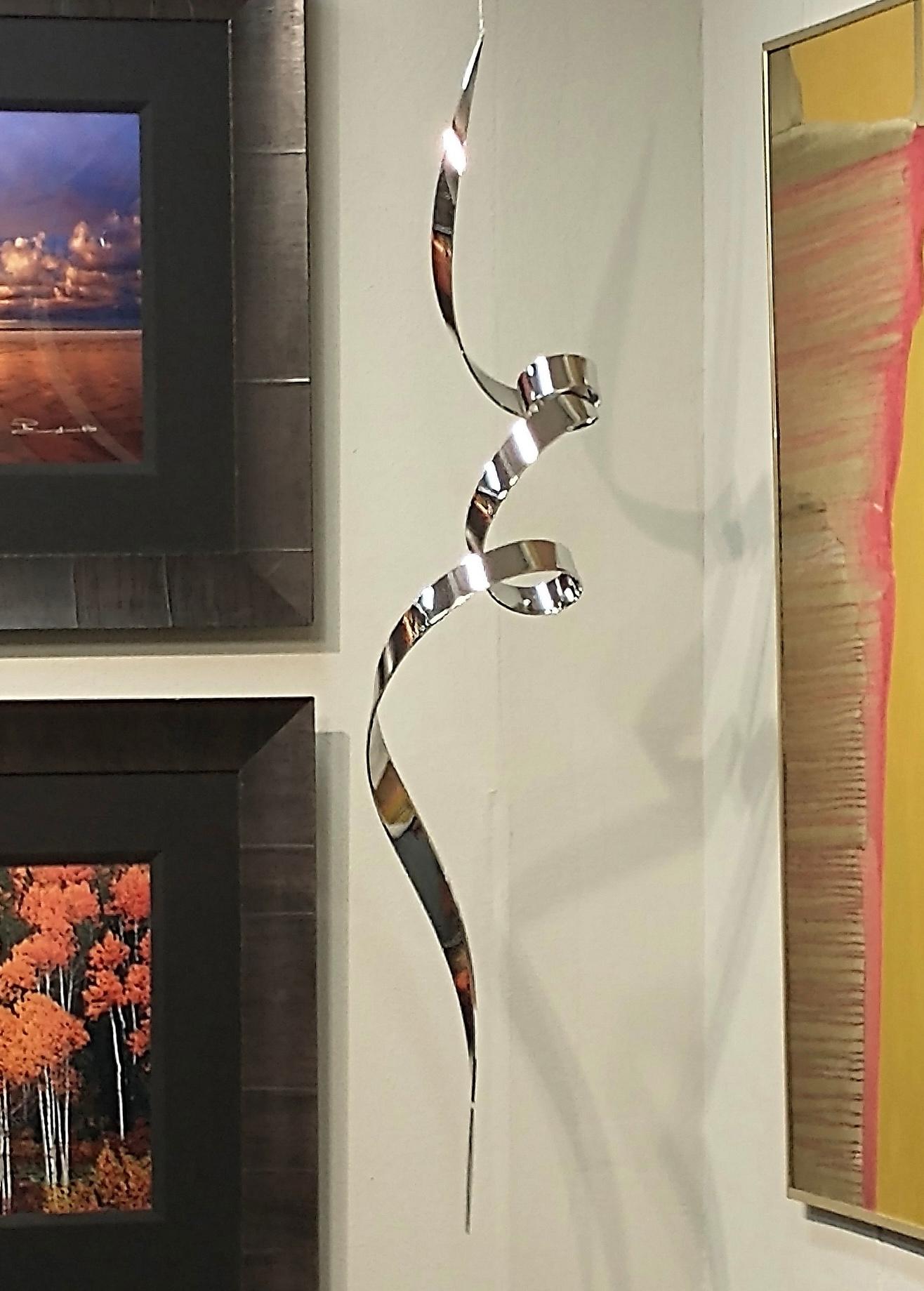 1974 David Herschler, scultura in acciaio con nastro appeso in vendita 10