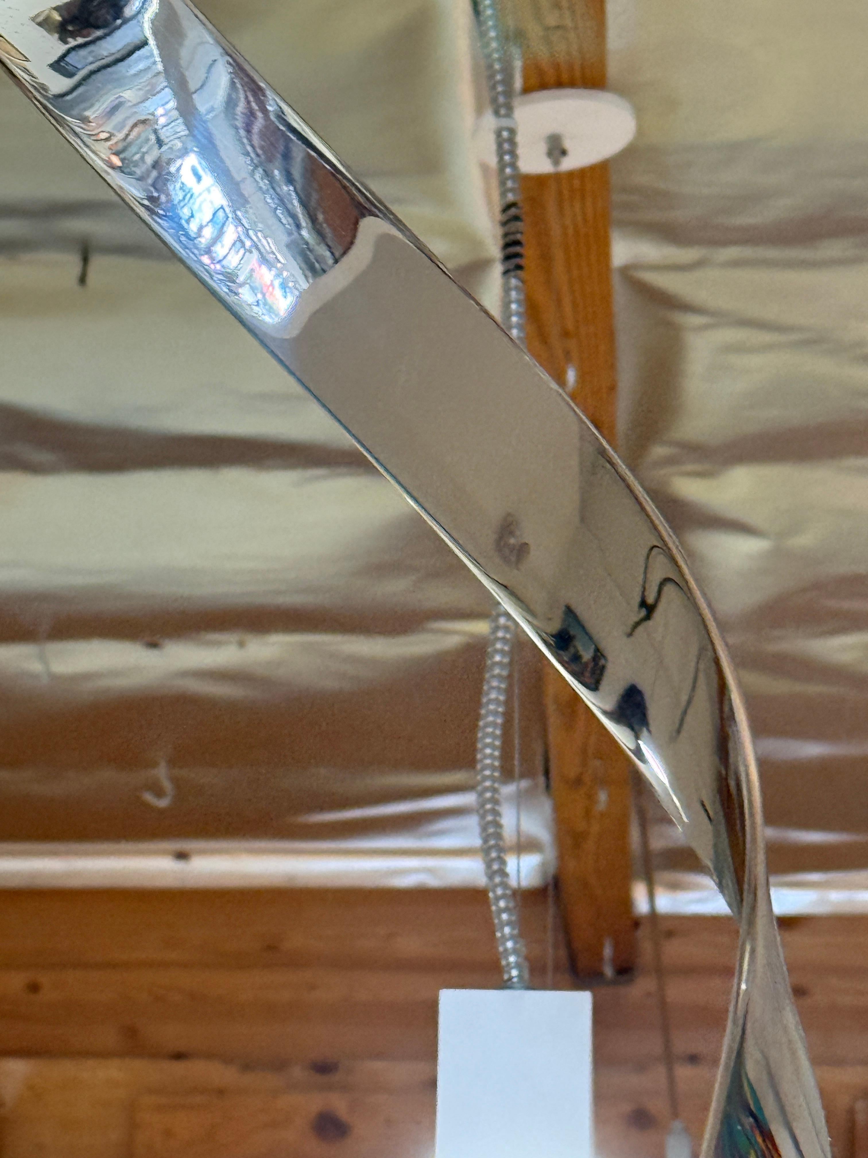 Acciaio inossidabile 1974 David Herschler, scultura in acciaio con nastro appeso in vendita