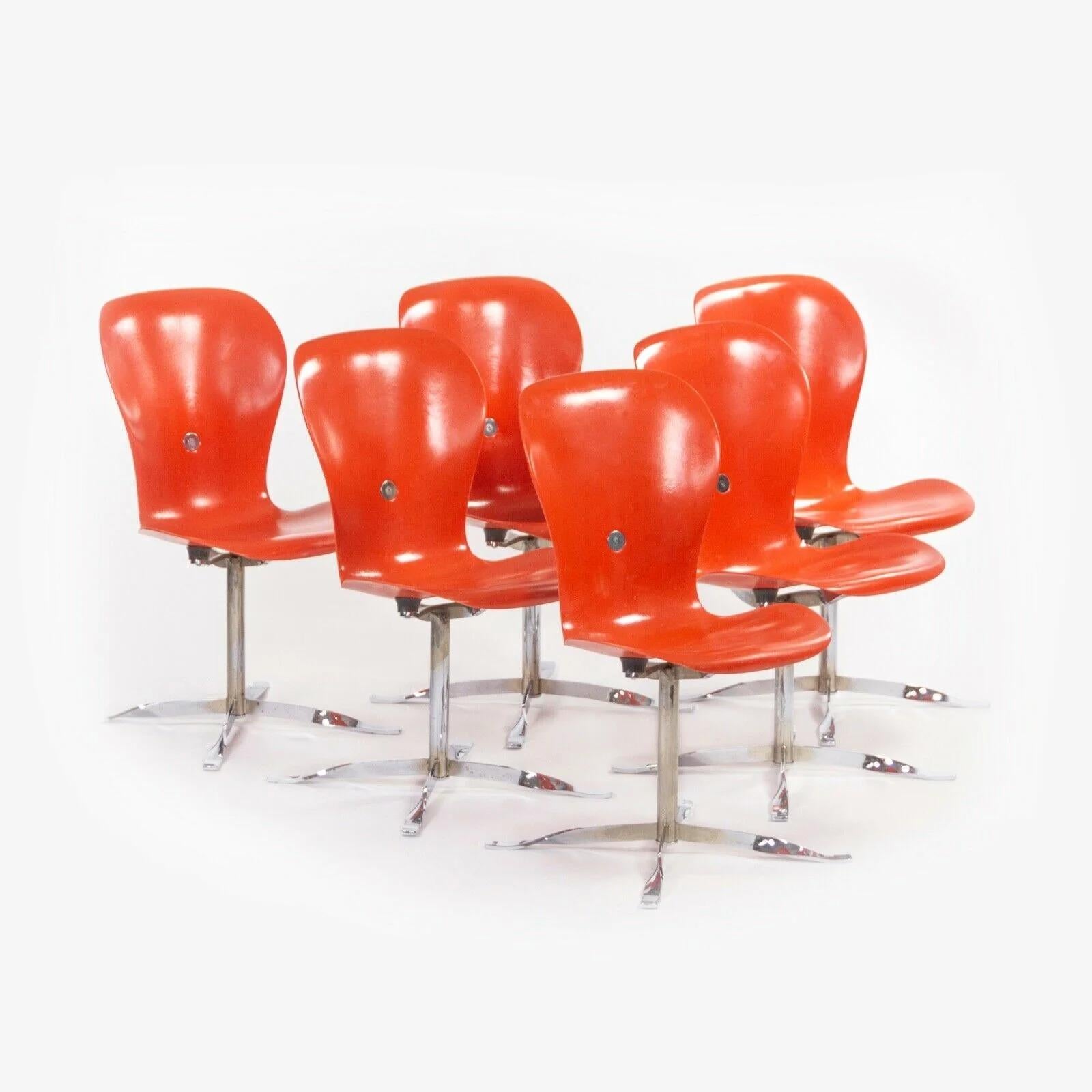Nous proposons à la vente un magnifique ensemble de chaises de salle à manger Ion, conçues par Gideon Kramer et produites par American Desk Corporation. Ces pièces originales et emblématiques ont d'abord été conçues pour le restaurant tournant situé