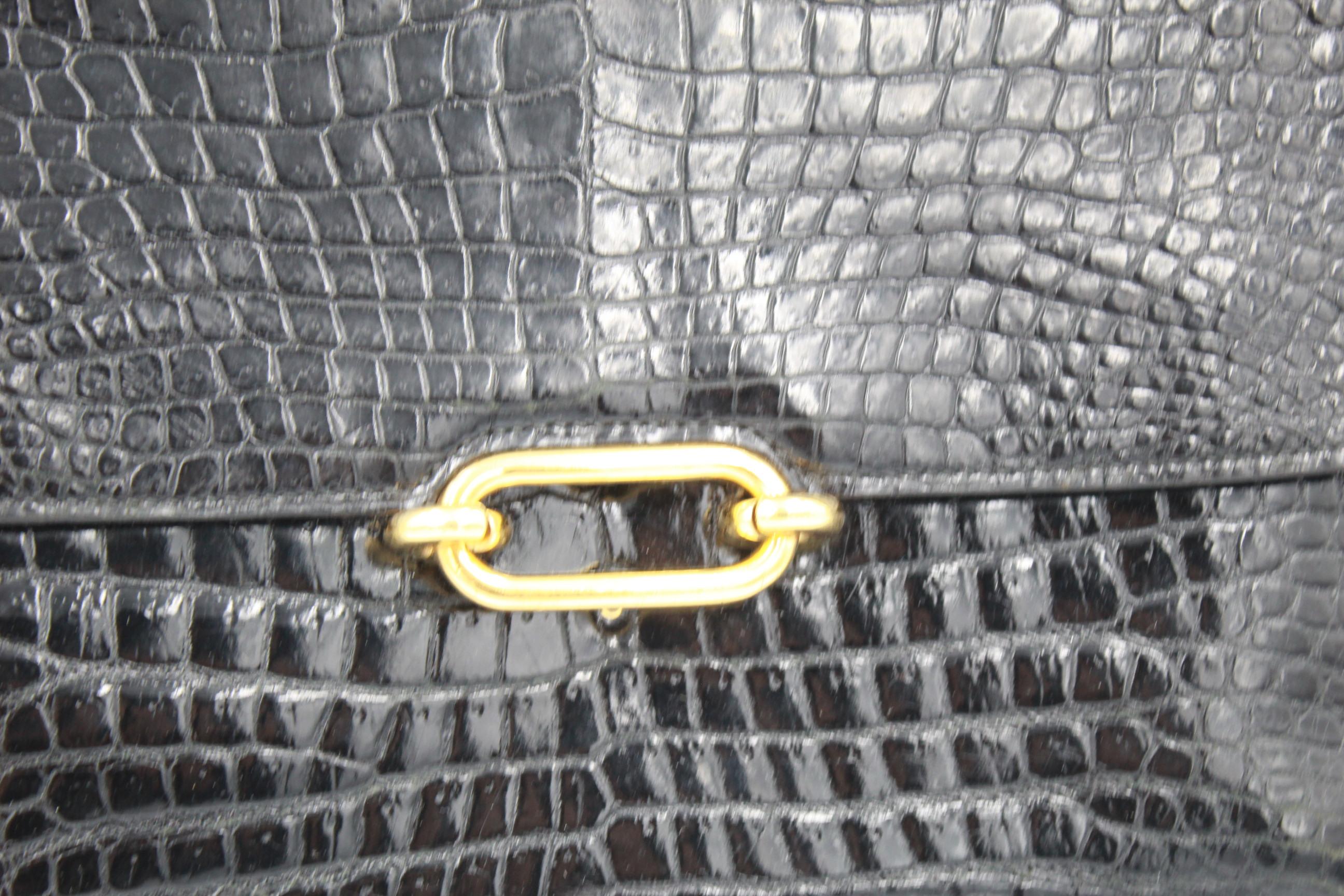 Really nice hard to find Hermes 1974 5d in circle) Fonsbelle bag in nblack crocodile
The strap can be doubled so It could be worn hand or shoulder ( just crossbidy for someone of small size)
Bag in relaly good vintage condition (some light signs of