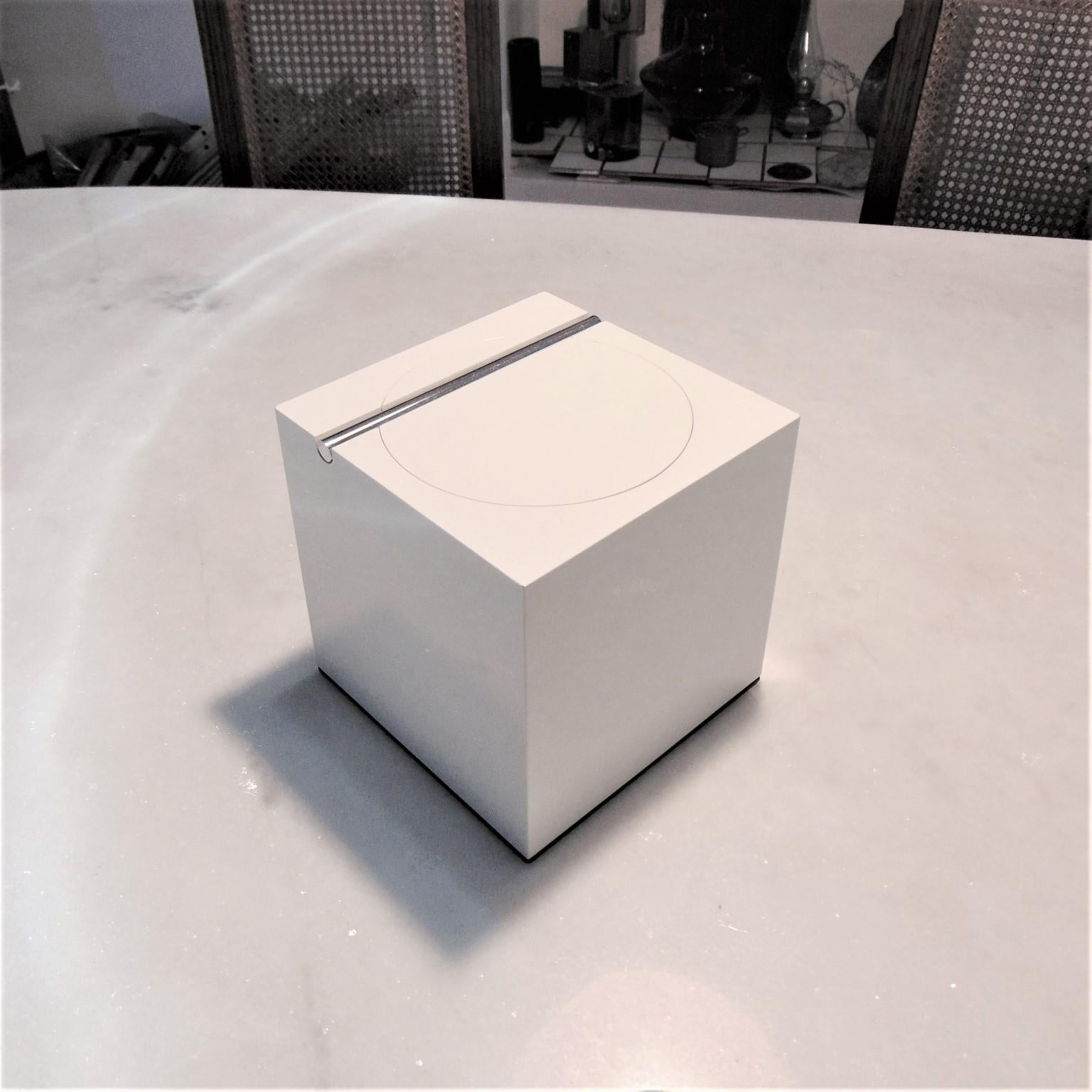 Marco Melocchi e Franco Bettonica di O.P.I. Design hanno progettato questo straordinario tavolo-scultura nel 1974. Si tratta di un articolo originale dei primi anni Settanta, acquistato appena uscito sulla scena del design.
Il famoso secchiello per