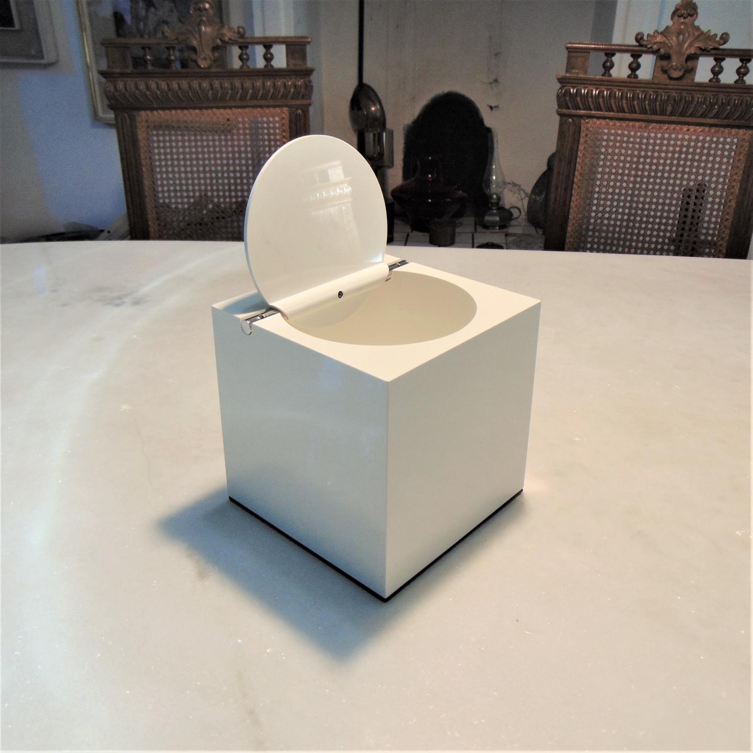 Mid-Century moderno 1974 Secchiello per il ghiaccio Cini & Nils Studio O.P.I., Acrilico bianco, Italia in vendita