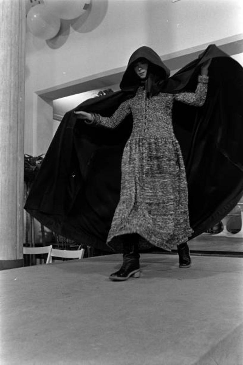 1974 Issey Miyake documentée robe RUNWAY en maille teintée dans l'espace en vente 7