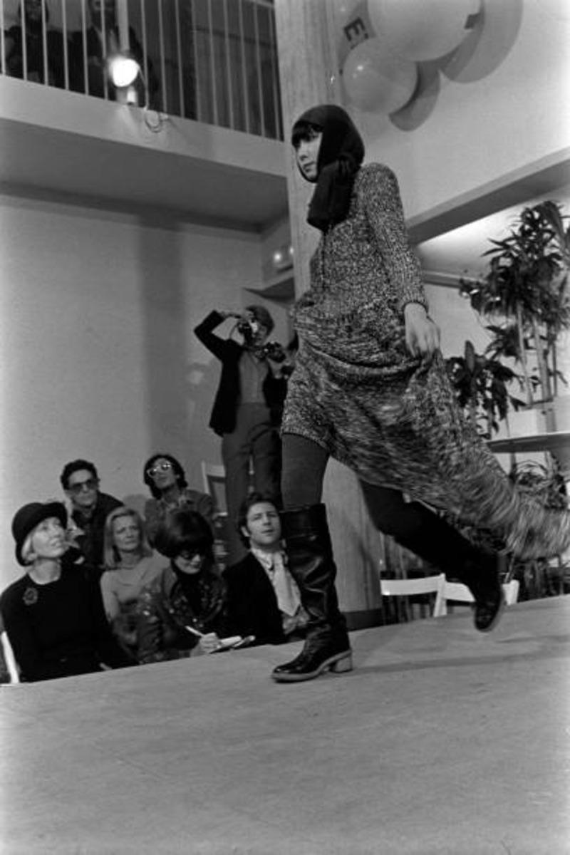 1974 Issey Miyake documentée robe RUNWAY en maille teintée dans l'espace en vente 8