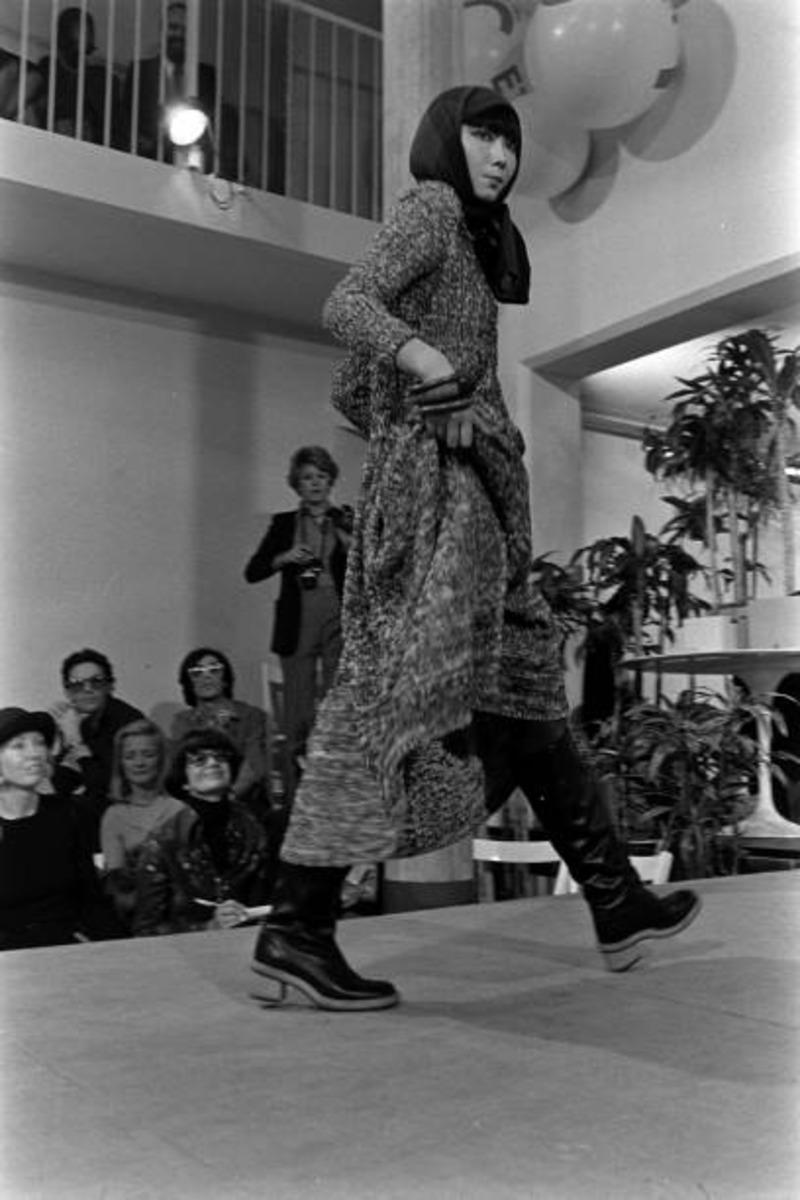1974 Issey Miyake documentée robe RUNWAY en maille teintée dans l'espace en vente 9