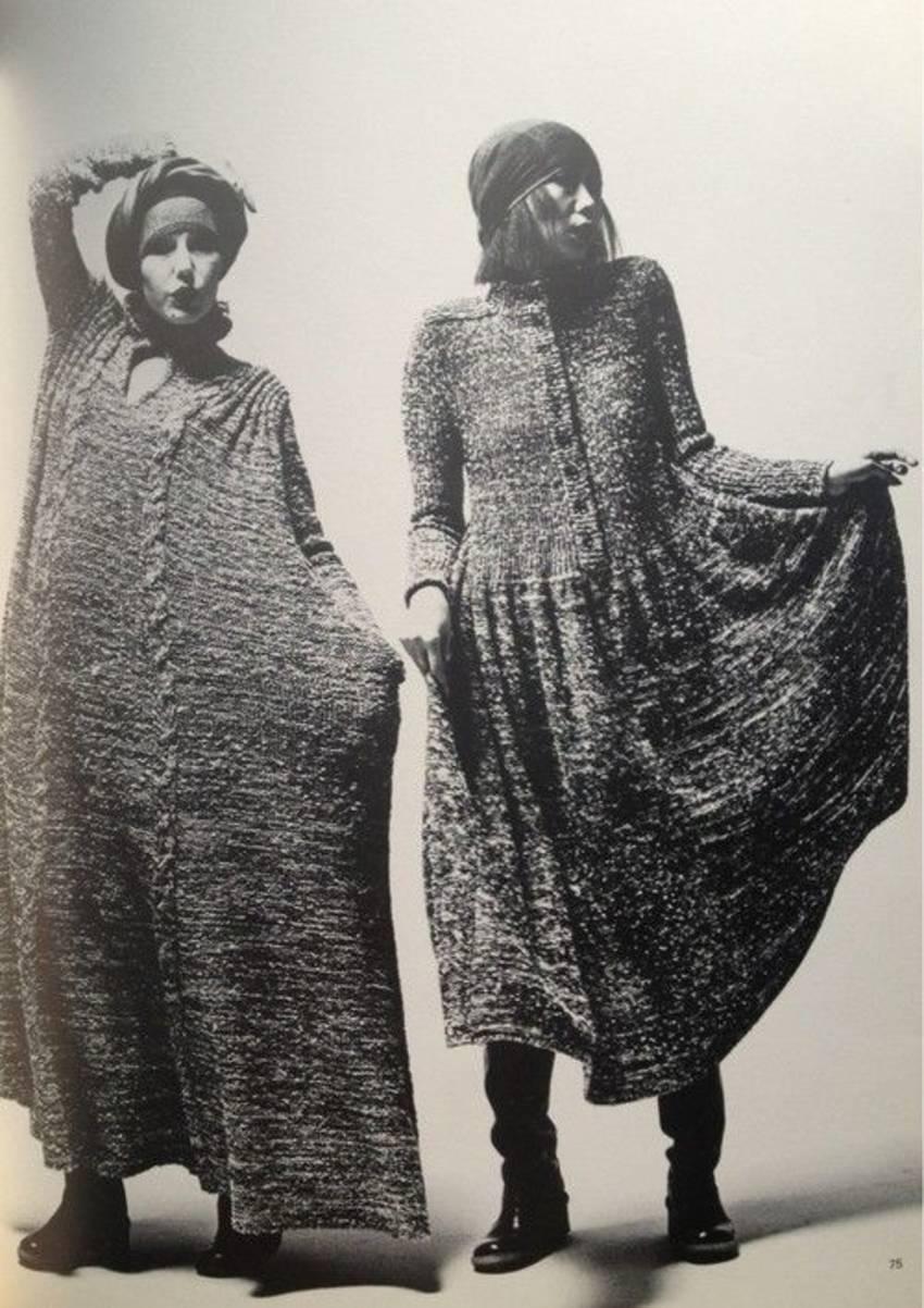 1974 Issey Miyake documentée robe RUNWAY en maille teintée dans l'espace en vente 10