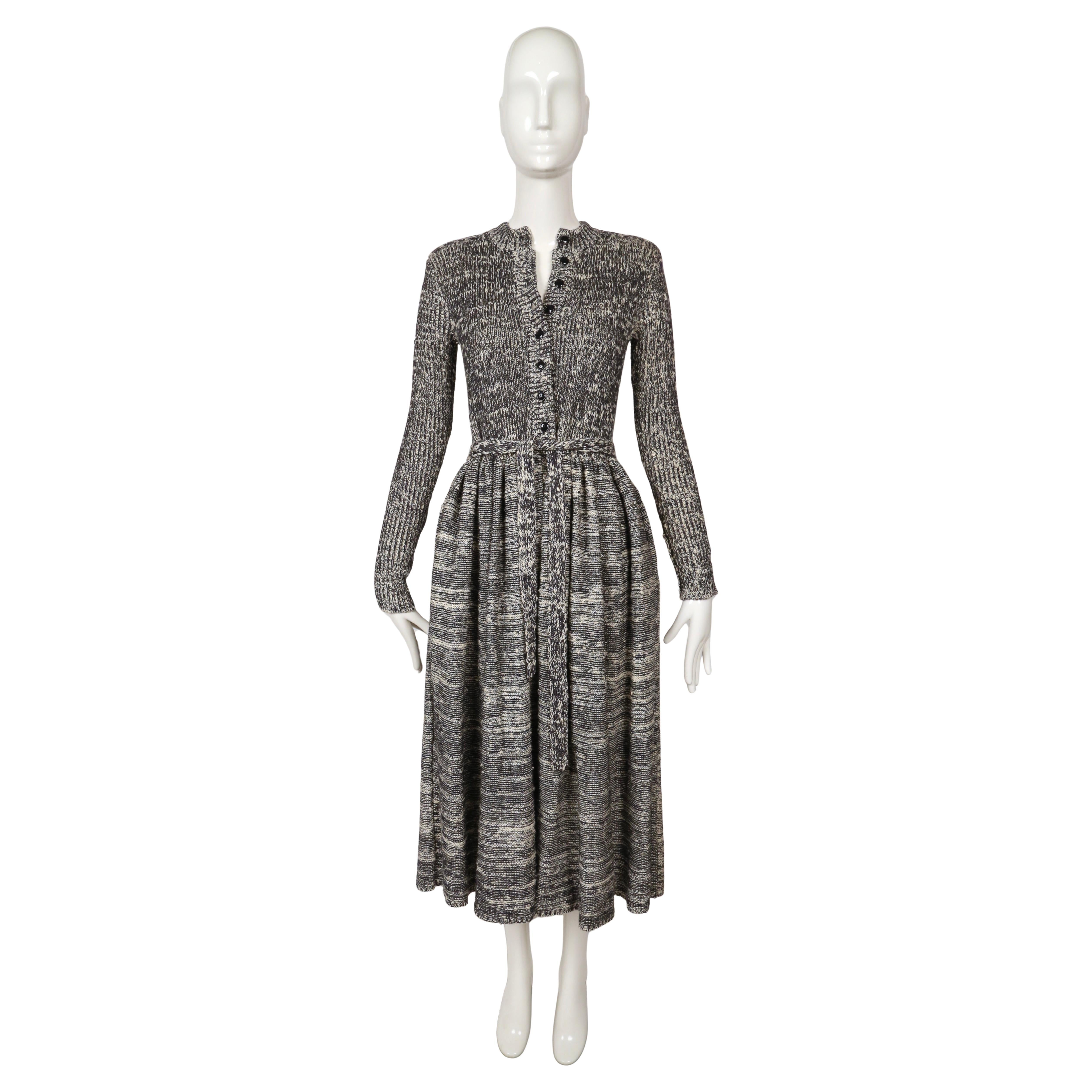 Une robe Issey Miyake de 1974, très rare et documentée, telle qu'elle a été vue sur le podium. Réalisé dans une maille teintée dans l'espace, ce modèle illustre les premières expériences de Miyake en matière d'innovation textile et de formes