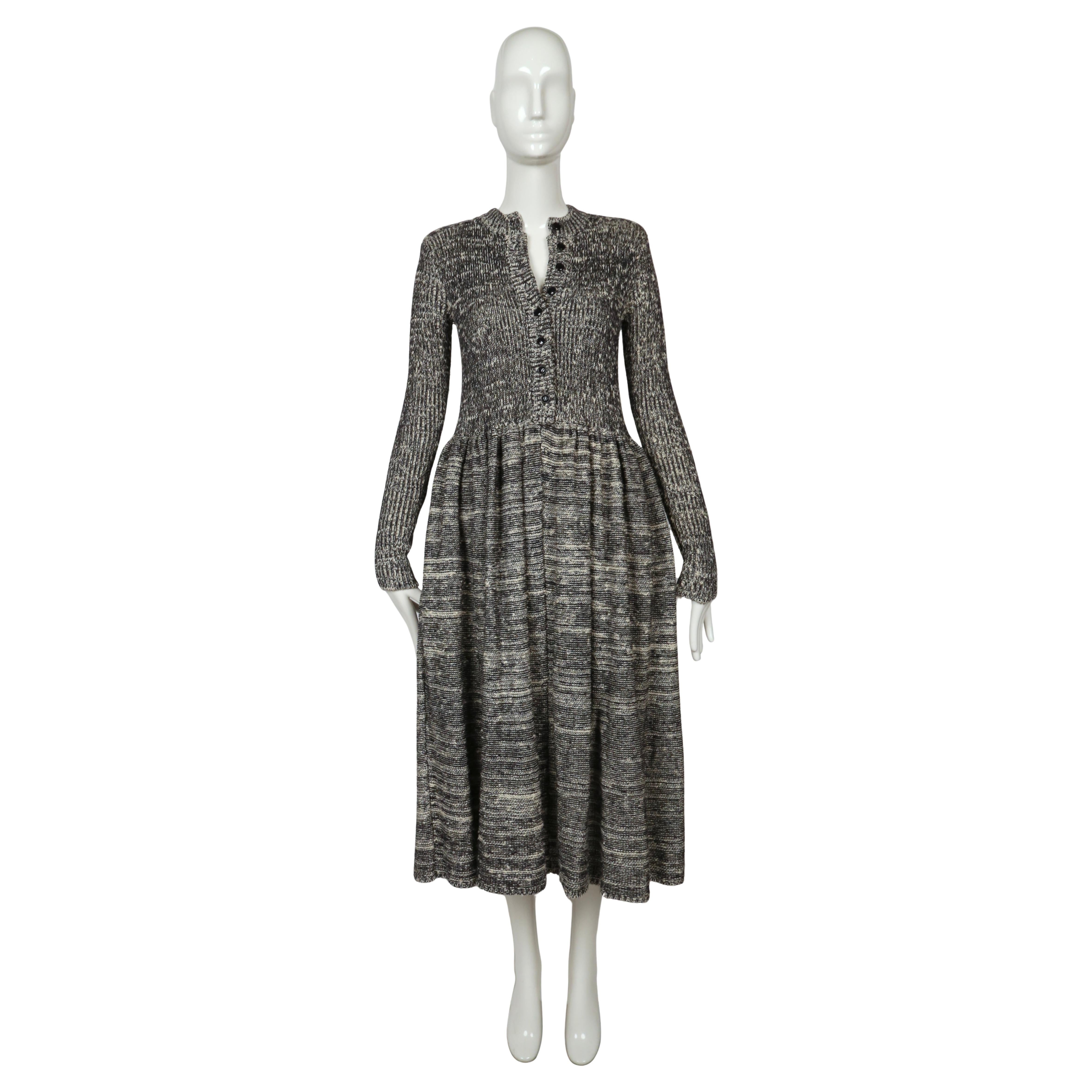 Gris 1974 Issey Miyake documentée robe RUNWAY en maille teintée dans l'espace en vente