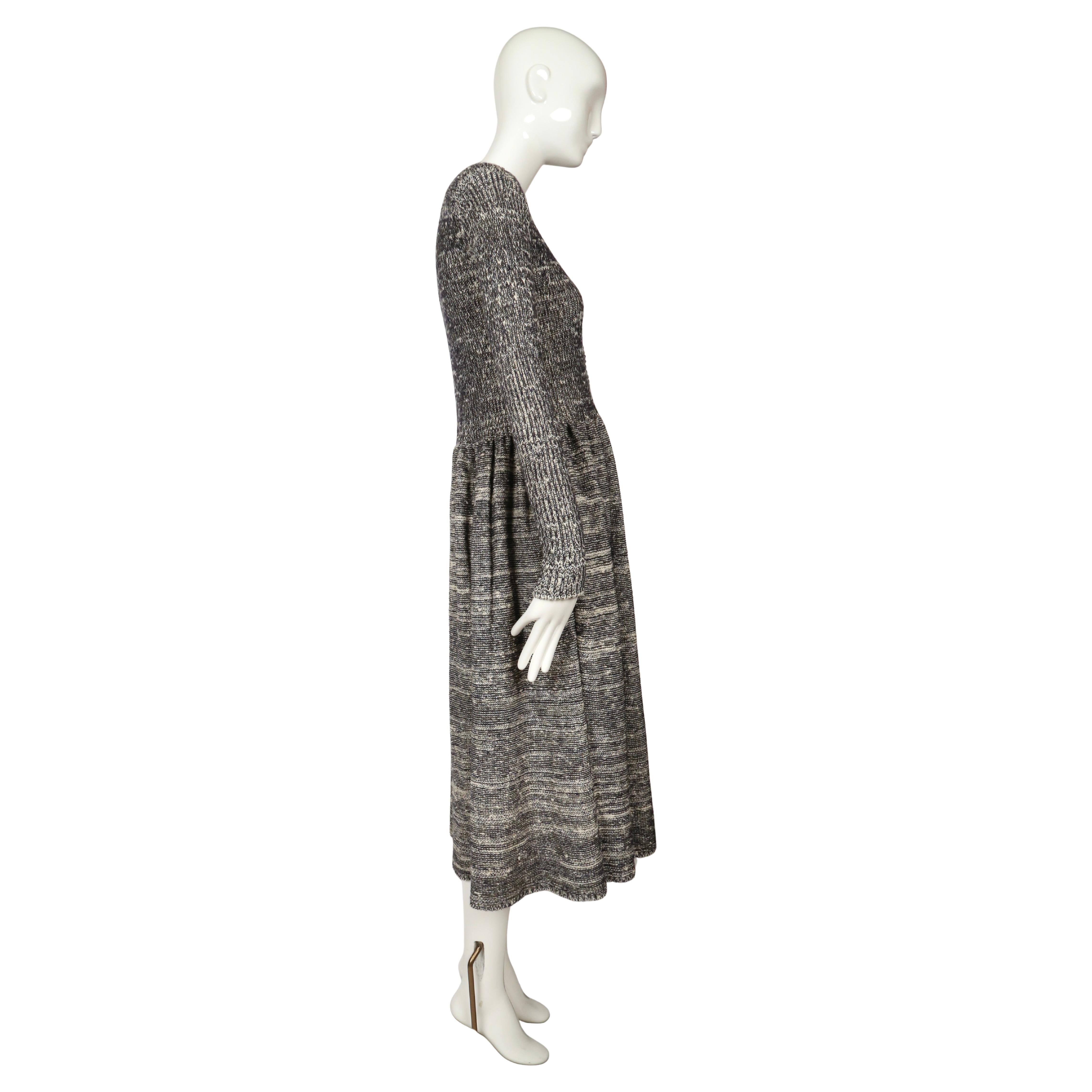 1974 Issey Miyake documentée robe RUNWAY en maille teintée dans l'espace en vente 1