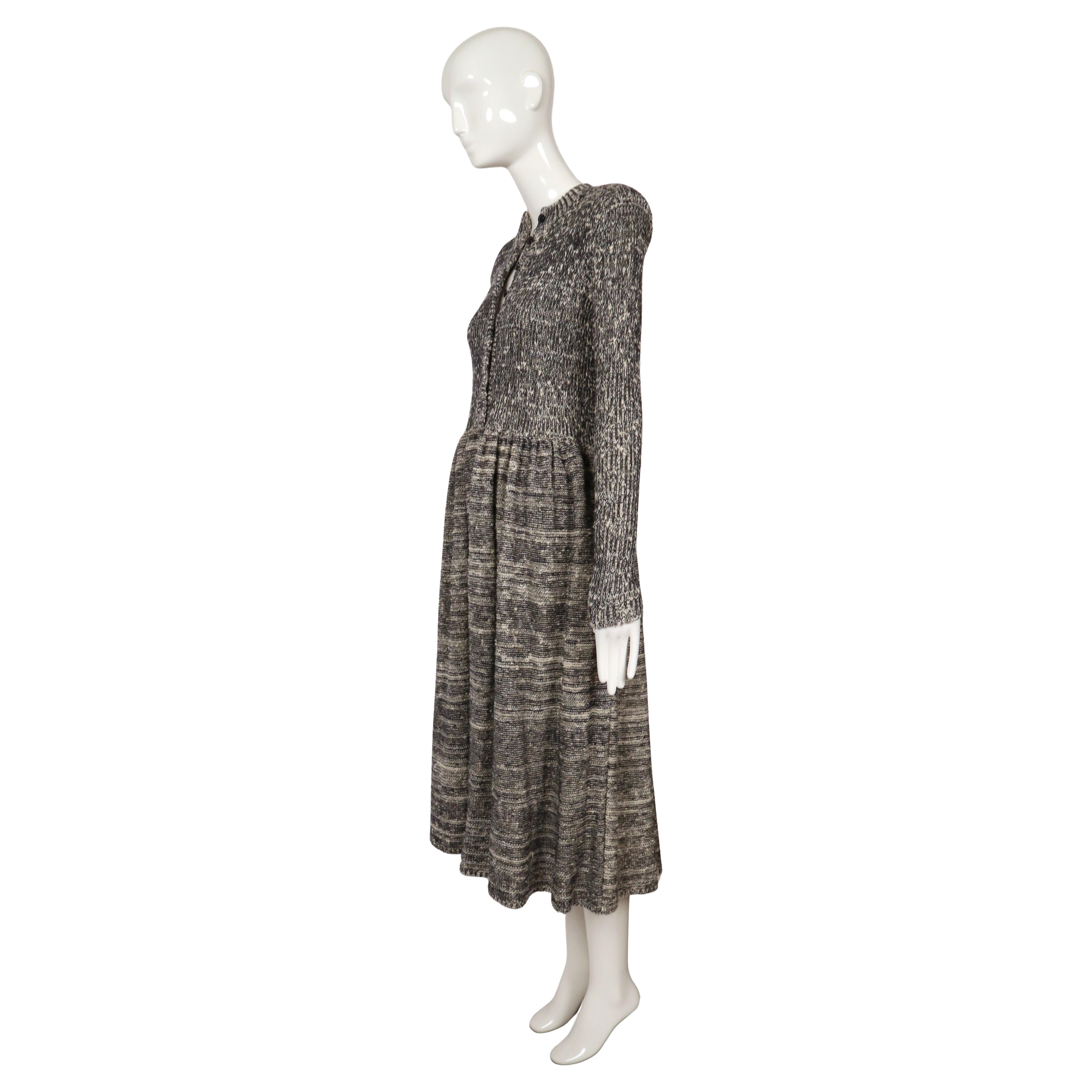 1974 Issey Miyake documentée robe RUNWAY en maille teintée dans l'espace en vente 2