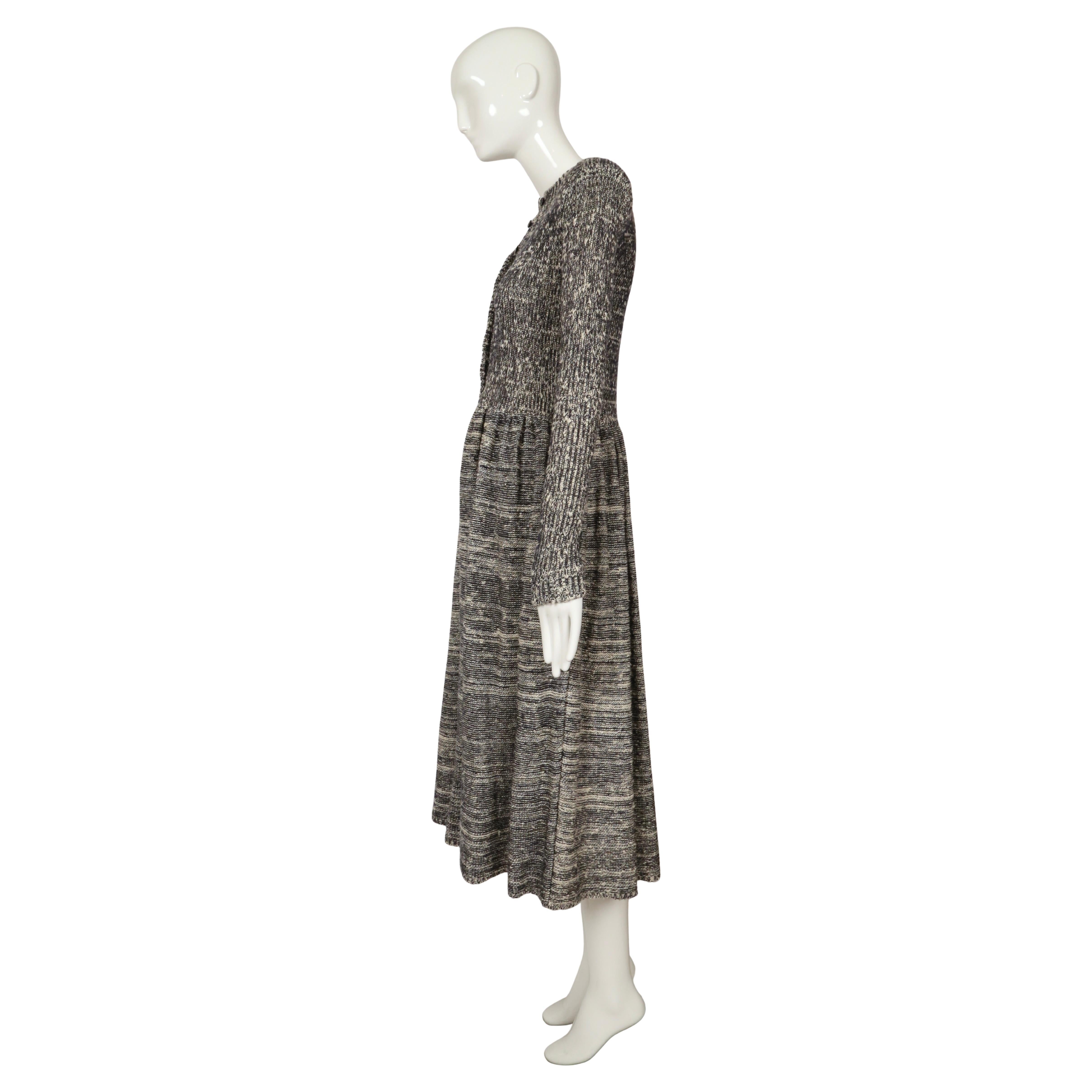 1974 Issey Miyake documentée robe RUNWAY en maille teintée dans l'espace en vente 3