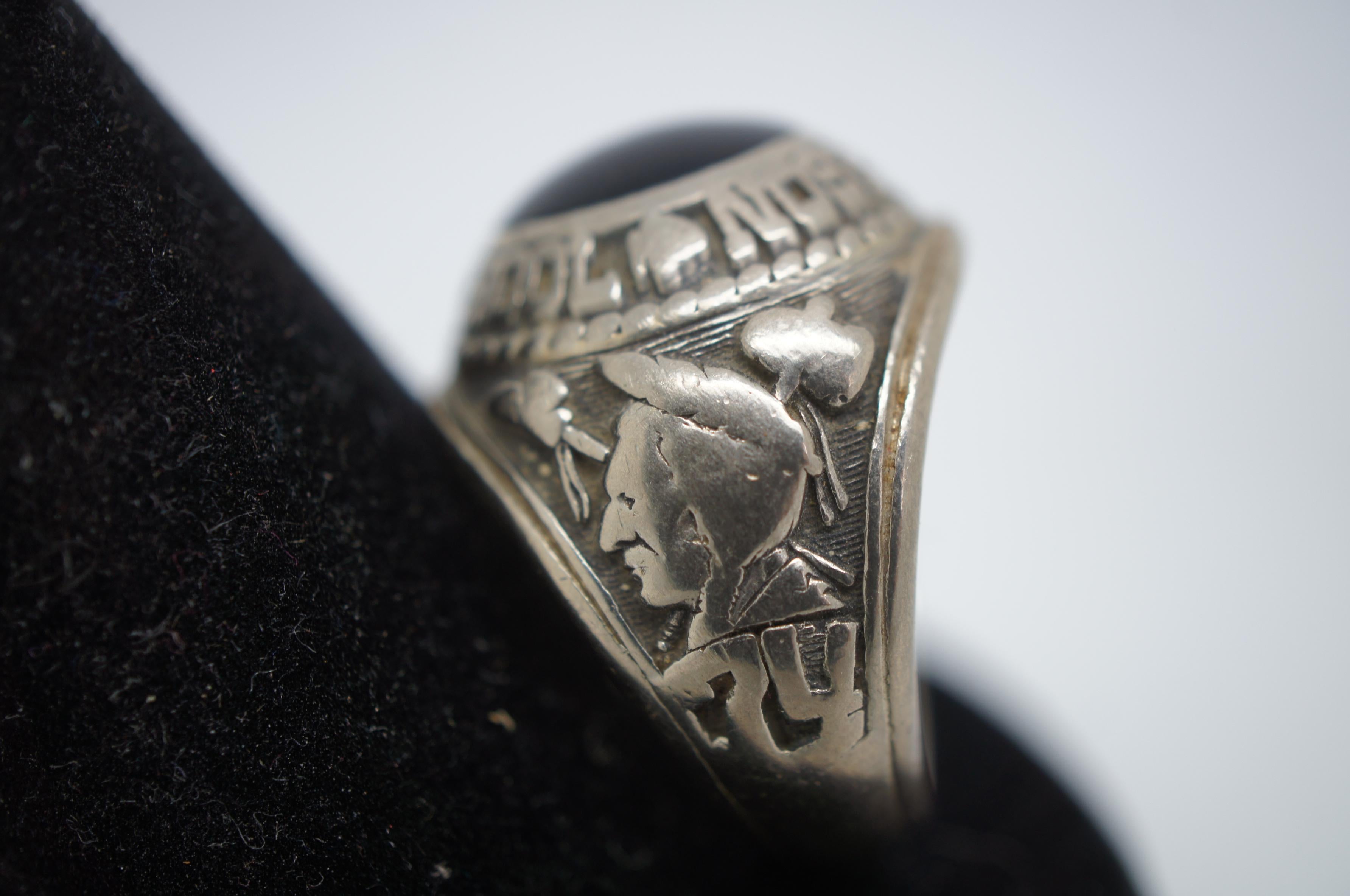 Or Jostens, bague Classe Anderson HS Arrowhead en or blanc 10 carats de 15,5 g, 1974 en vente