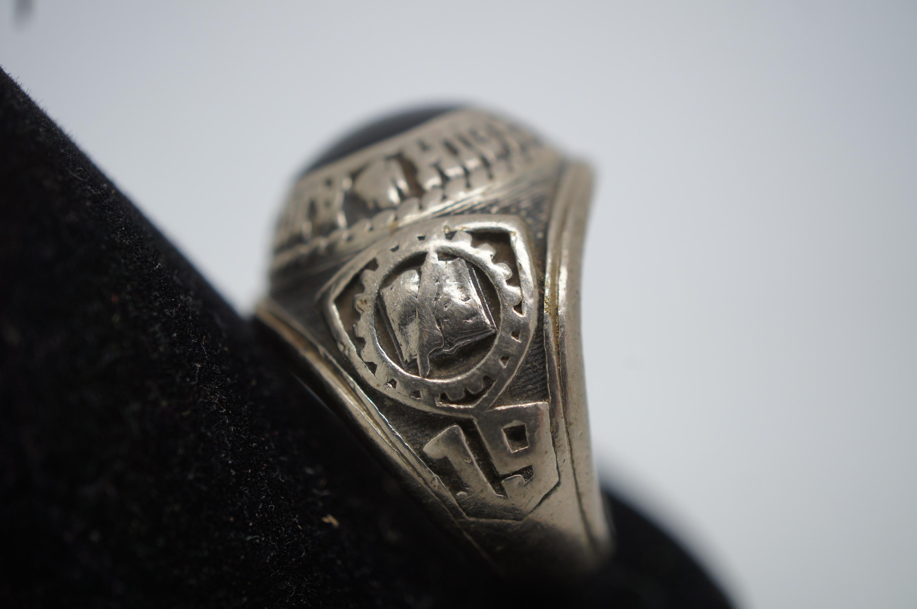 Jostens, bague Classe Anderson HS Arrowhead en or blanc 10 carats de 15,5 g, 1974 en vente 1