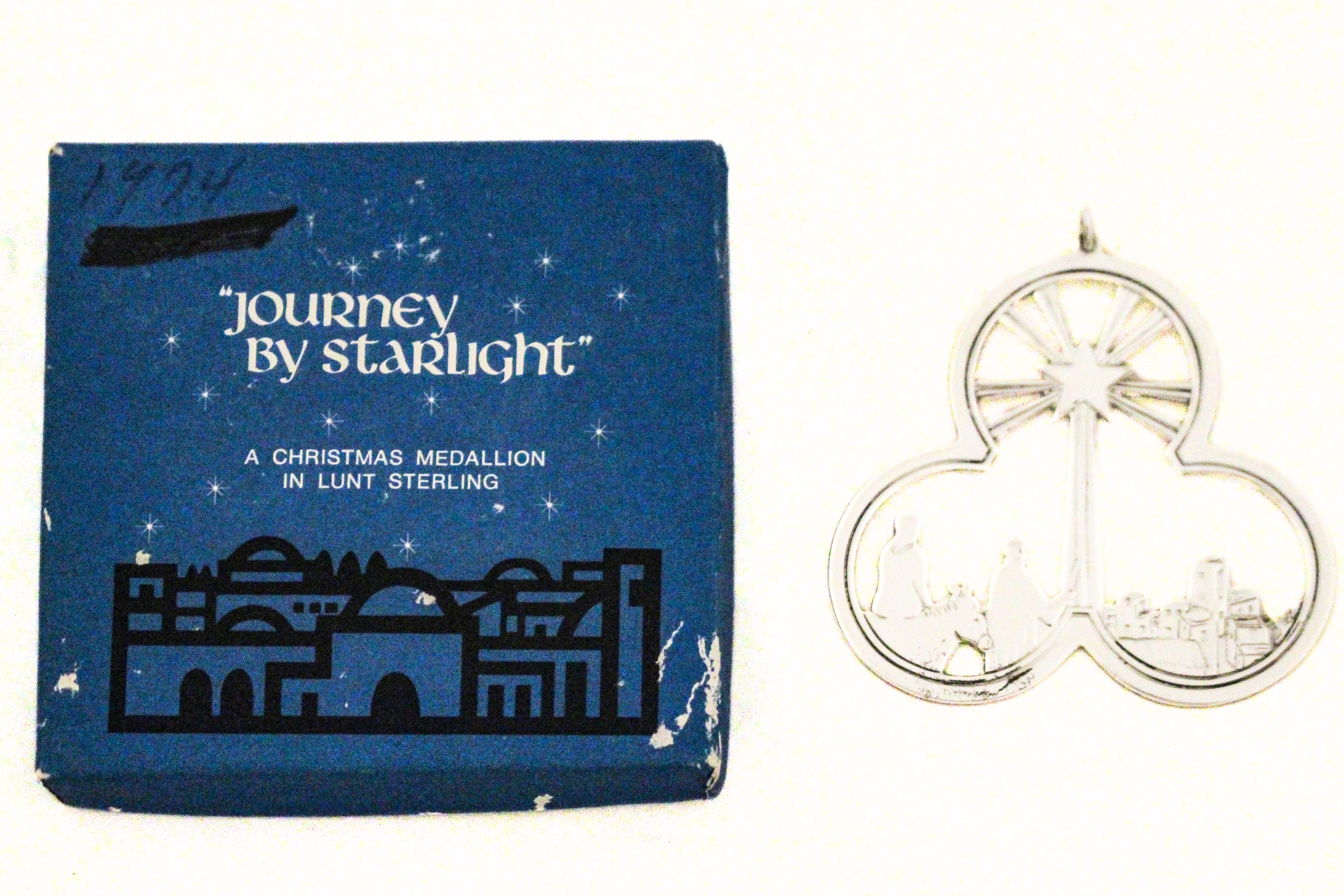 
Questo ornamento in argento sterling, intitolato 