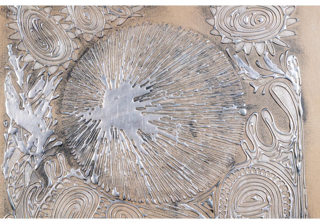 Ein größeres Werk des amerikanischen Künstlers Joel Zaretsky.  Das kühne abstrakte Kunstwerk verwendet erhabene zinkfarbene Metallpigmente in organischen Freiform-Konfigurationen vor einem strukturierten Hintergrund. Das Stück ist voller Bewegung um