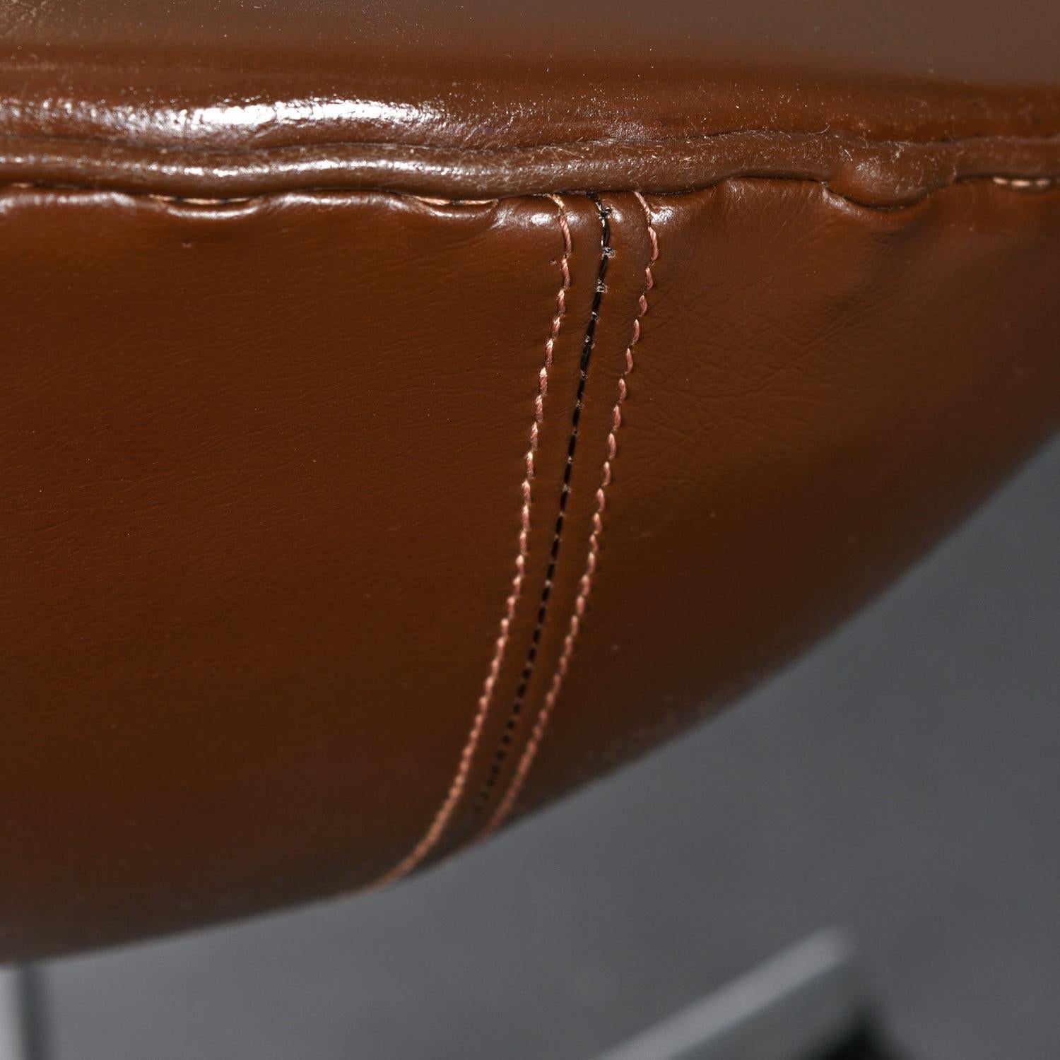 1974 Original Brown Leather Arne Jacobsen for Fritz Hansen Egg Chair & Ottoman en vente 6