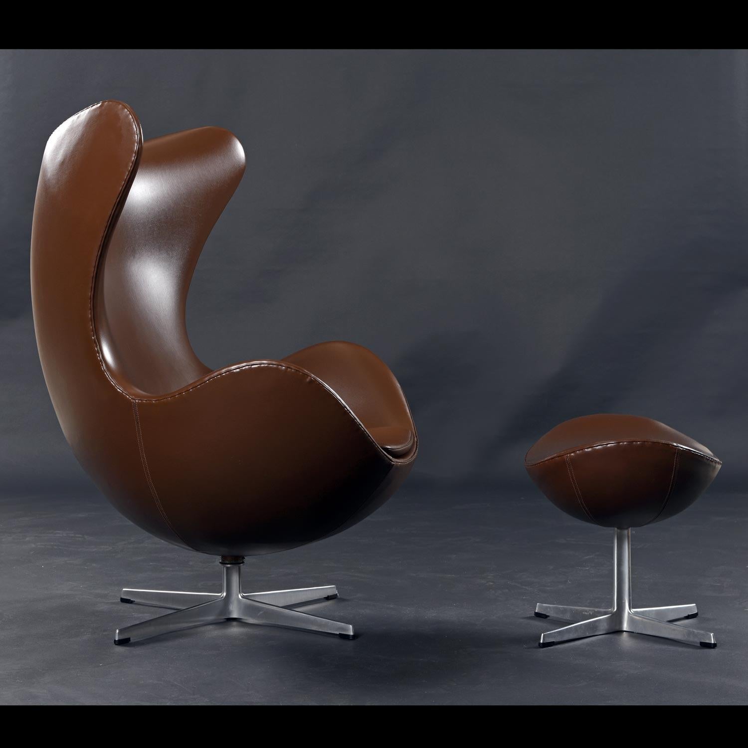 1974 Original Brauner Leder Arne Jacobsen für Fritz Hansen Egg Chair & Ottoman (Ende des 20. Jahrhunderts) im Angebot